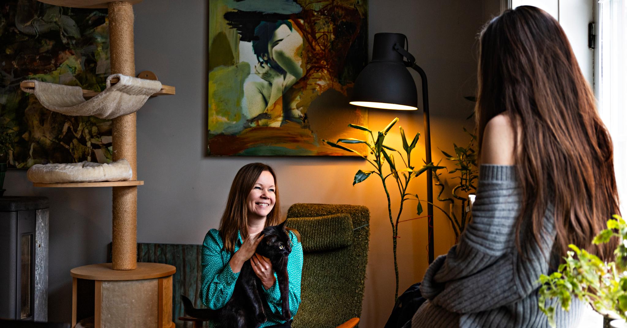 Forfatteren Therese Aasvik (t.v.) og datteren Milla Aasvik Rozeboom (18 år) hjemme i leiligheten på Sagene i Oslo.