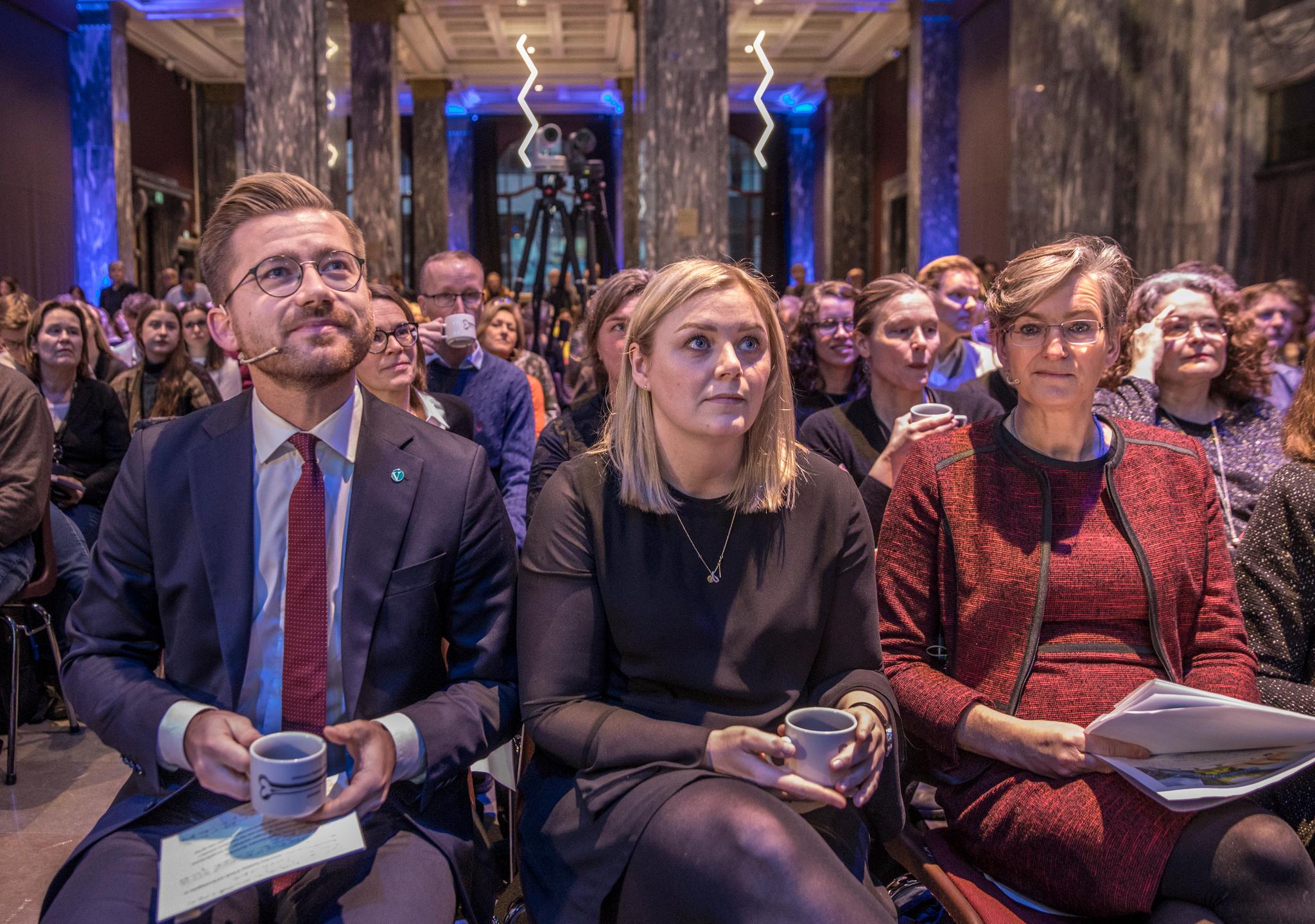 Rapporten Klimakur 2030 ble nylig overrakt klima- og miljøminister Sveinung Rotevatn og olje- og energiminister Tina Bru. T.h.: miljødirektør Ellen Hambro.