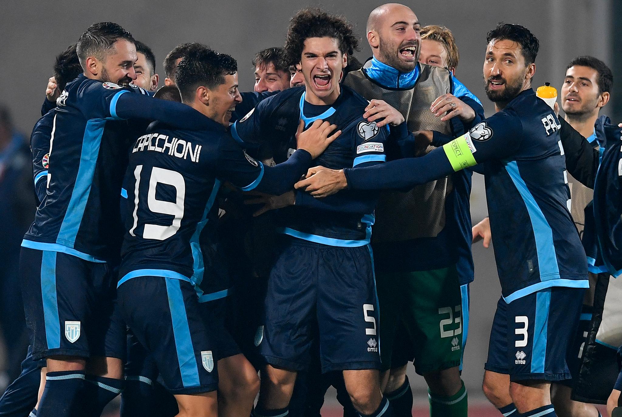  San Marinos landslag jubler over scoring. Bildet er fra EM-kvalifiseringskampen mot Finland i november 2023. I midten målscorer Filippo Berardi.