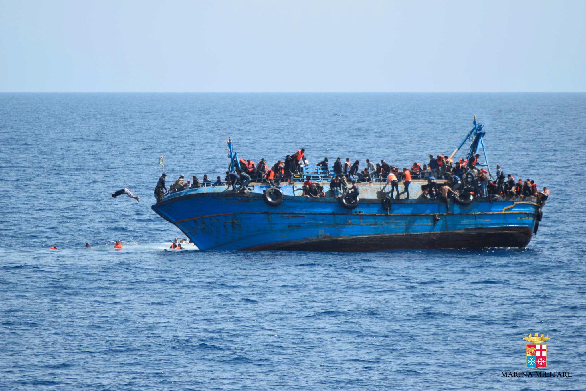 Den italienske marinen reddet 500 migranter og flyktninger fra denne båten som gikk rundt utenfor kysten av Libya.