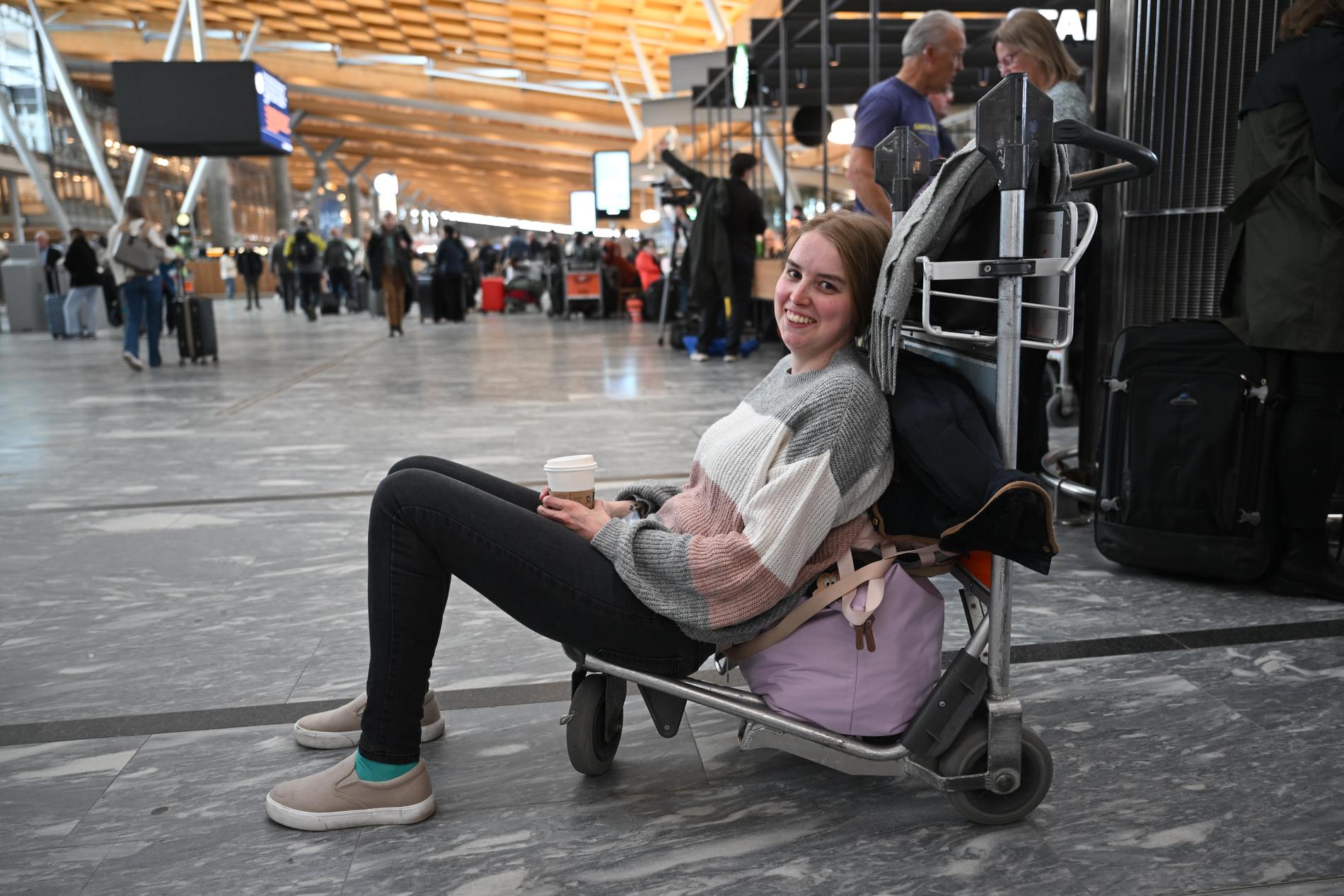  Kathrine Ilebakke venter på flyet sitt til Sveits. 