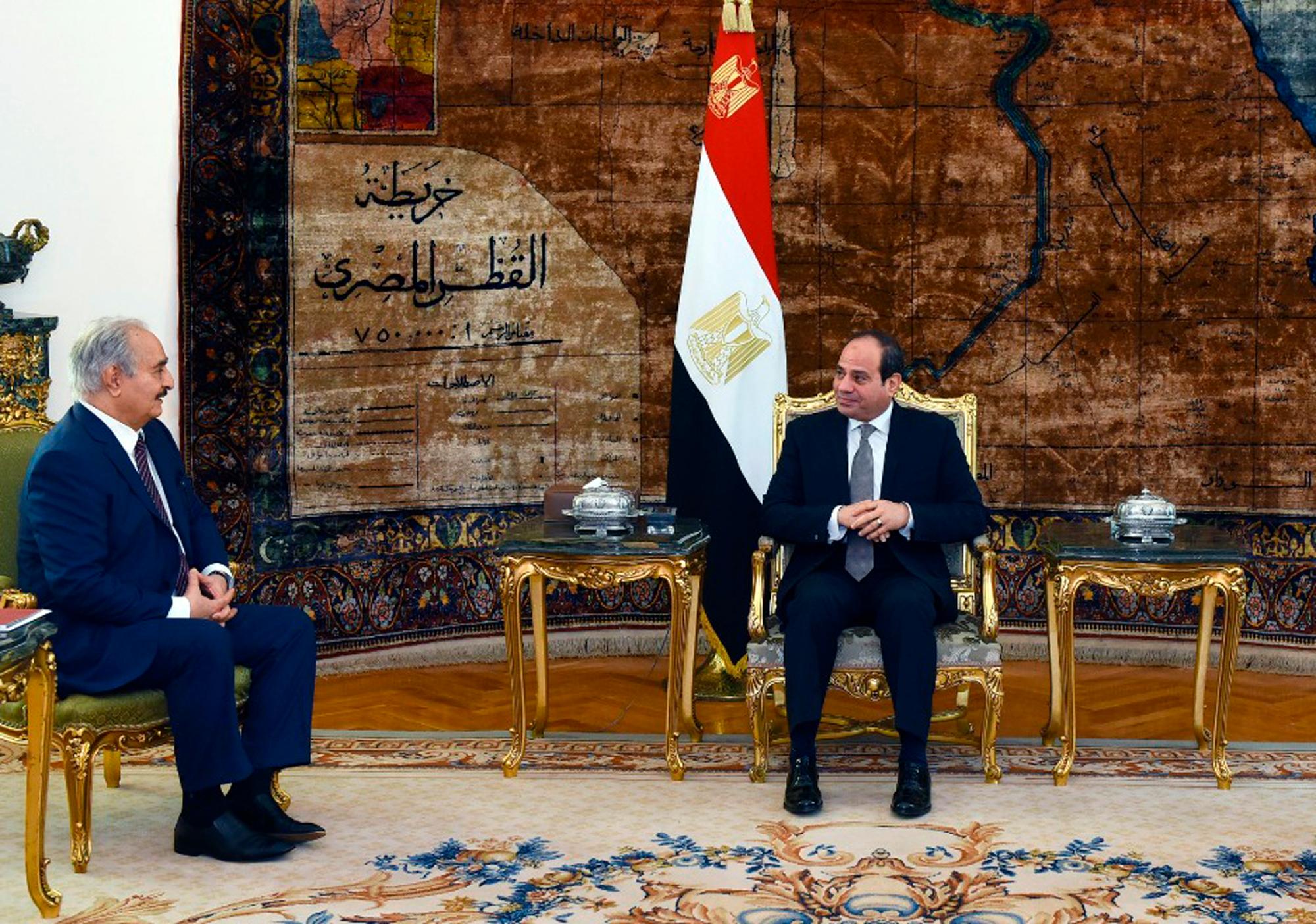 Den omstridte krigsherren general Khalifa Haftar (t.v.) var på besøk hos Egypts president Abdel Fattah al-Sisi i presidentpalasset i Kairo søndag.