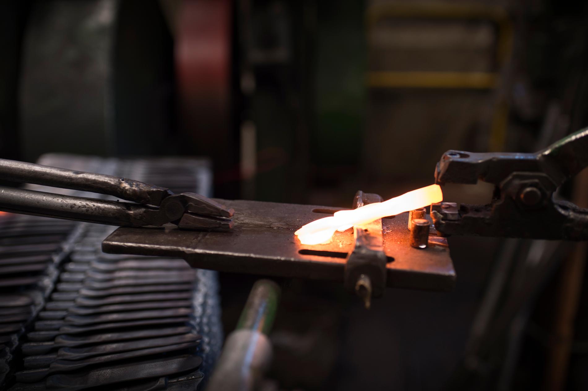 VARMT STÅL: Over 1000 grader held stålet når det blir forma til kniv.