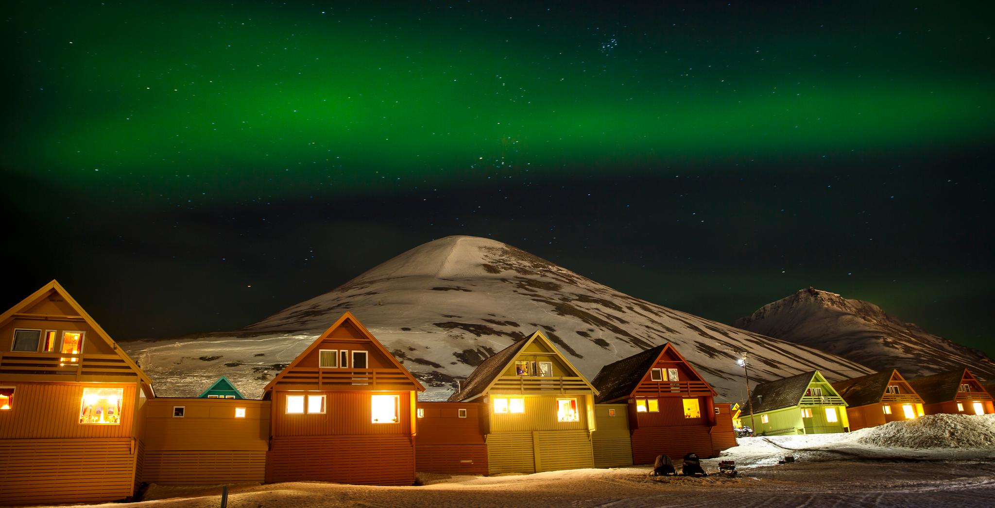Longyearbyen, 2016: Nordlys over spisshusene.