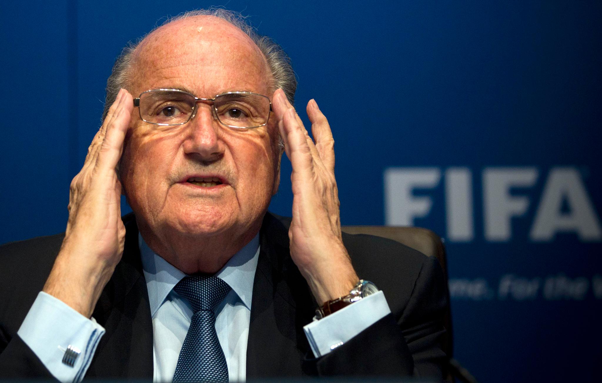 Det stormer rundt Sepp Blatter. Sveitsiske myndigheter har tatt ut siktelse mot Blatter. Nå krever FIFAs hovedsponsorer at Blatter går av med umiddelbar virkning.
