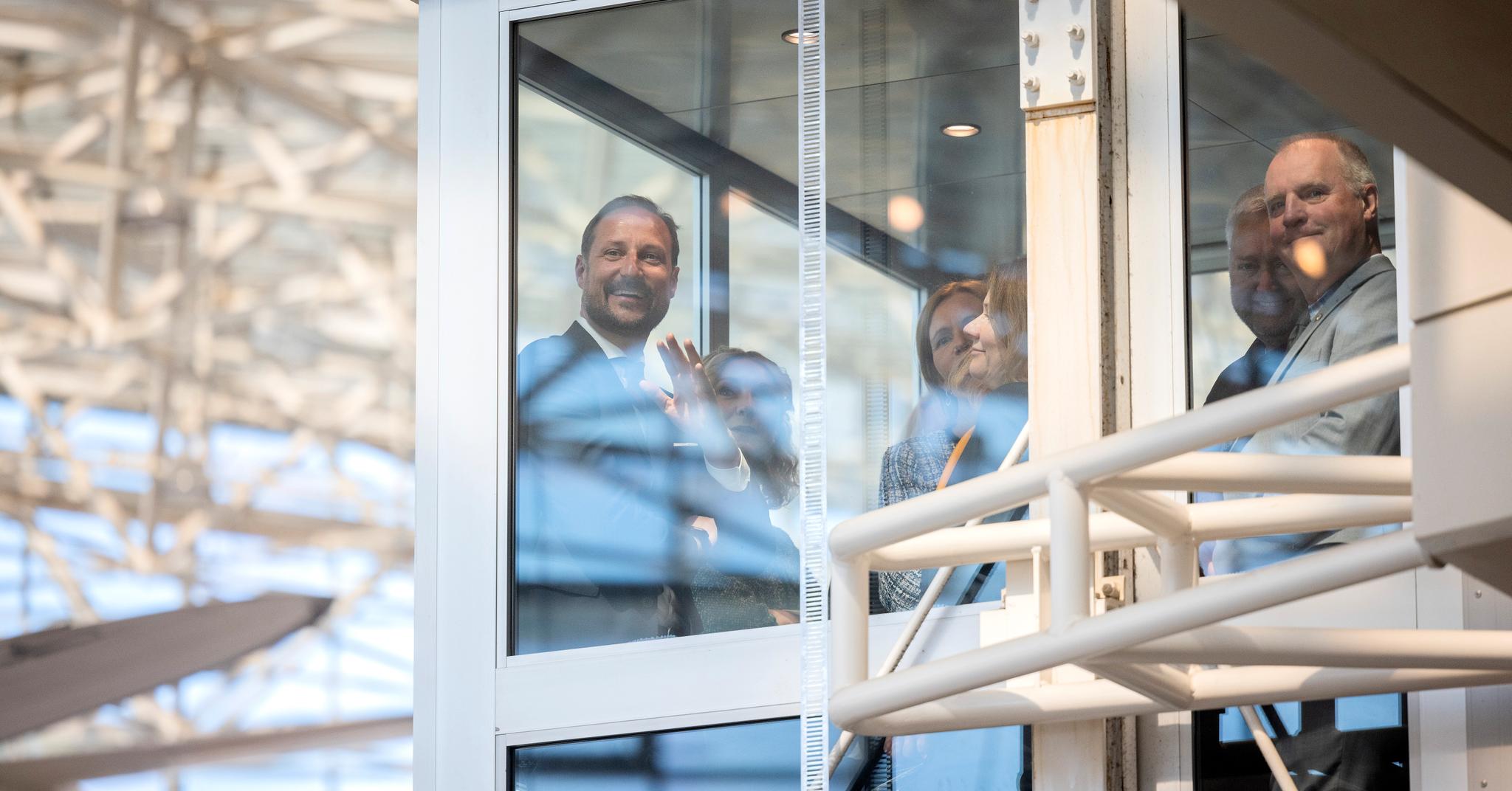 El príncipe heredero Haakon quedó atrapado en el ascensor del Museo de Aviación de Seattle el jueves.