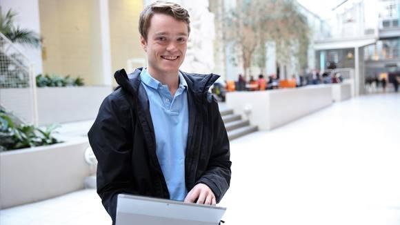 Anders Been Wilhelmsen (22) studerer på NTNU og er med på landslaget i hacking, eller cybersikkerhet som det egentlig heter. 