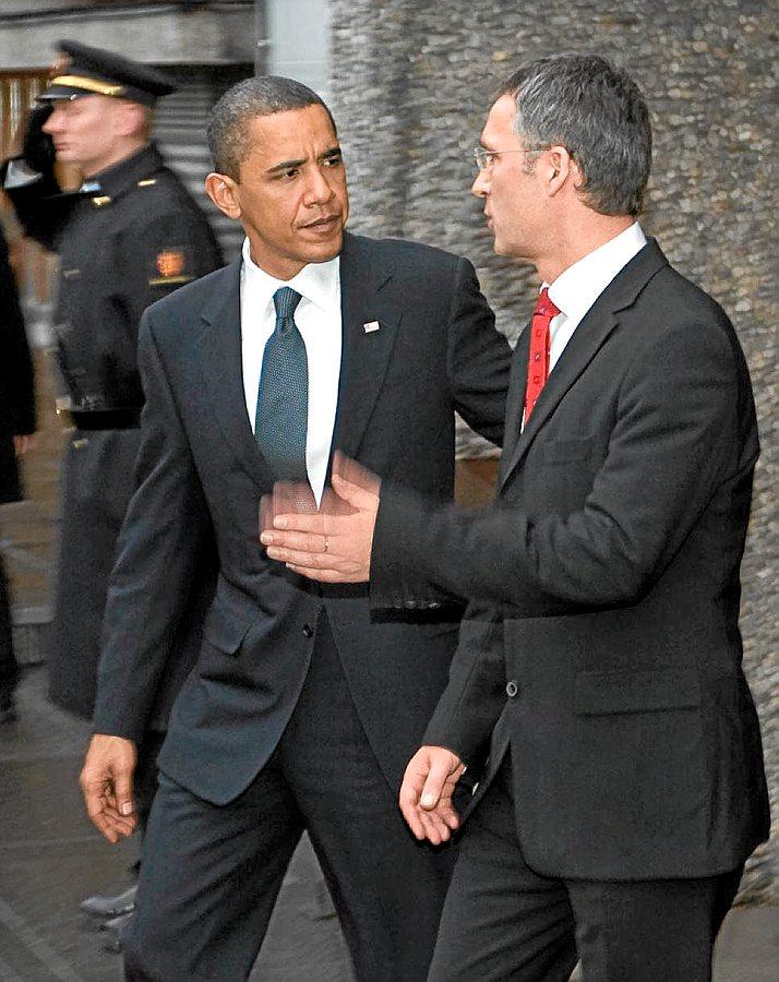 En klapp på Jens' skulder, og så suste Obamas kortesje videre i Oslos gater. FOTO: SCANPIX