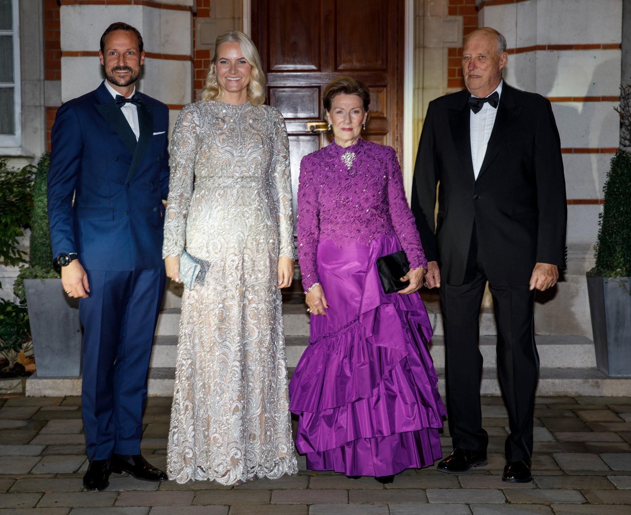  Kong Harald og dronning Sonja, sammen med kronprins Haakon og kronprinsesse Mette-Marit i London før mottagelse og middag i i anledning 70-årsdagen til prins Charles. 