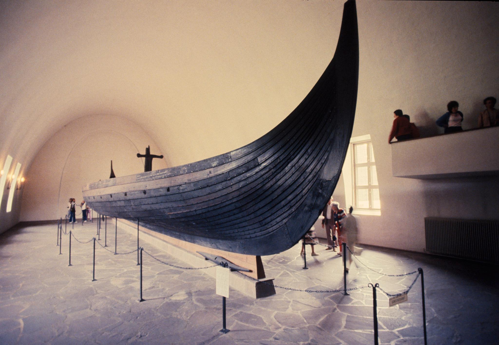 Gokstadskipet i Vikingskip-museet på Bygdøy. Gokstadskipet ble funnet i en stor gravhaug på gården Gokstad, Sandar og Vestfold i 1880. 