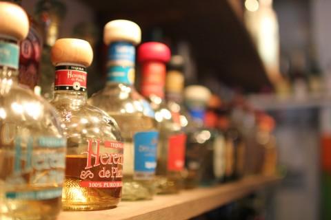 LANG REKKE: Harry Pepper har 64 ulike tequila-sorter i baren.