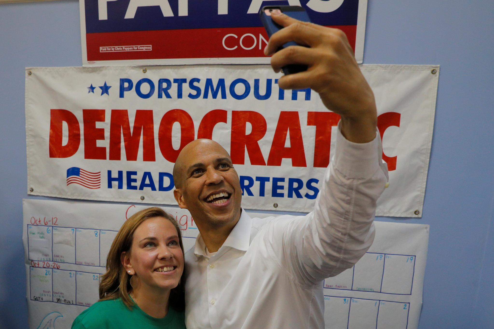 New Jersey senator Cory Booker tar en selfie med en tilhenger i New Hampshire. Booker har besøkt alle de tidlige primærvalgstatene de siste ukene.
