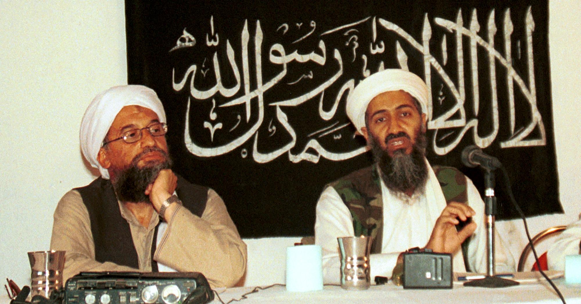 Ayman al-Zawahiri (til venstre) tok over som Al-Qaida-leder da Osama bin Laden (til høyre) ble drept i 2011. Nå er også Zawahiri tatt av dage. Bildet er fra Afghanistan i 1998. 