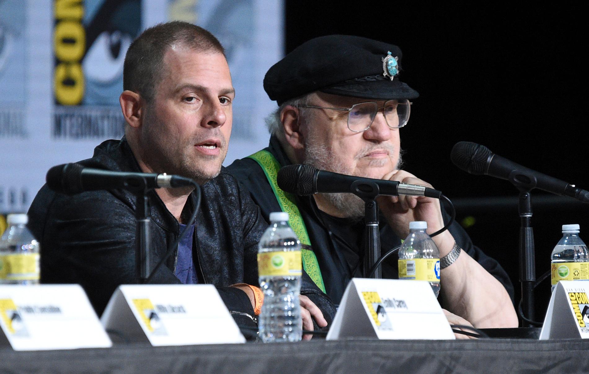 Ryan Condal og George R.R. Martin under en paneldebatt om «House of The Dragon» under årets Comic-Con i juli. 