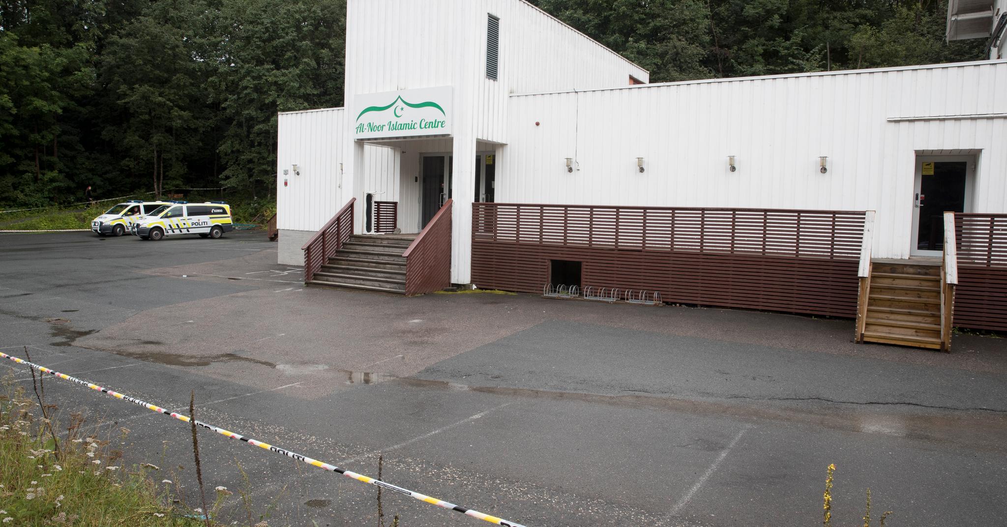 Menigheten i Al-Noor Islamic Centre i Bærum, som lørdag ble angrepet av den 21-årige terrorsiktede mannen som også er siktet for å ha drept sin stesøster.