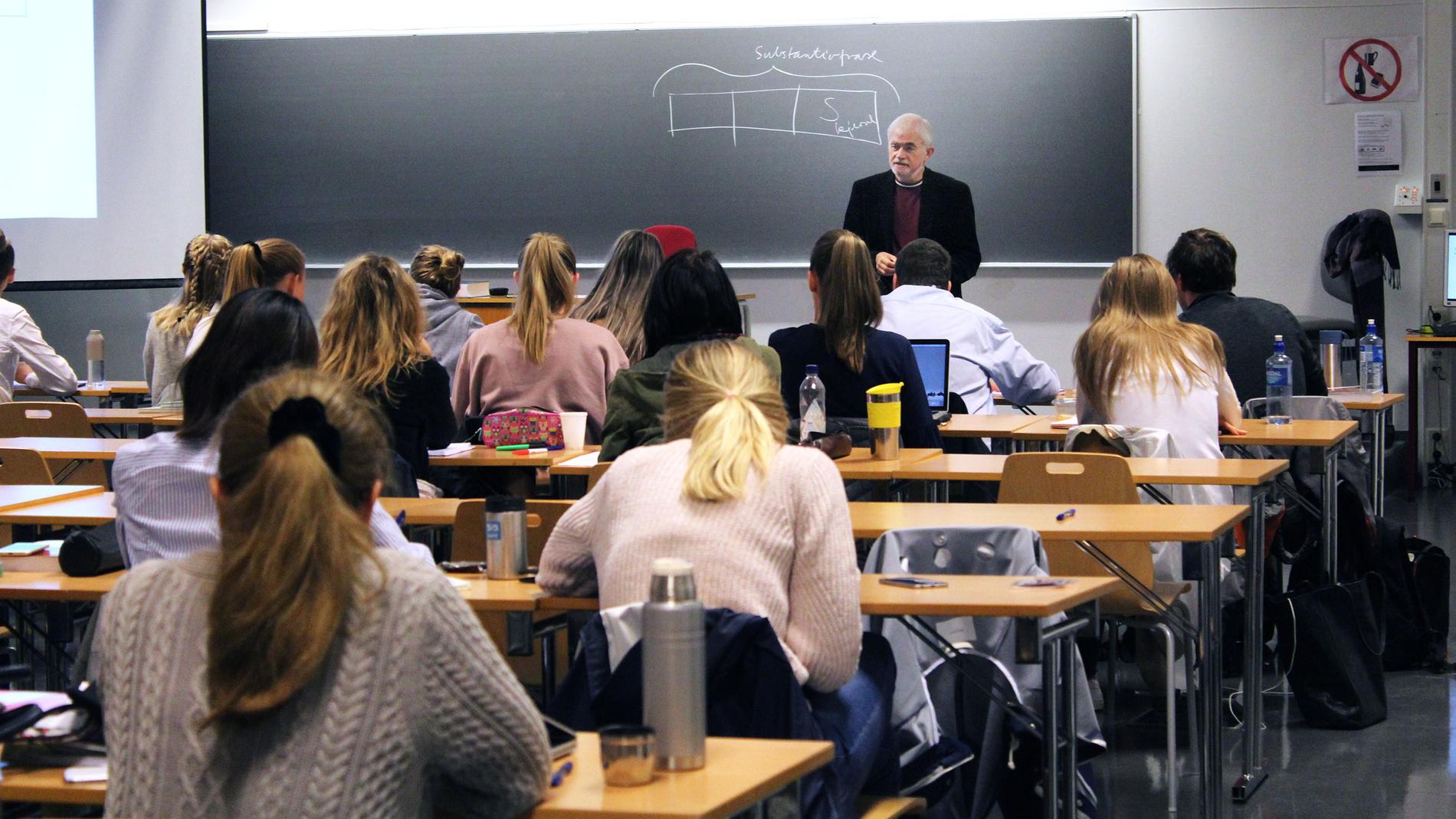 Bachelorutdanningen i nordisk språk og litteratur er den mest overbooka utdanningen ved universitetet i år. Her under en forelesning med førsteamanuensis Jan Kristian Hognestad torsdag forrige uke.