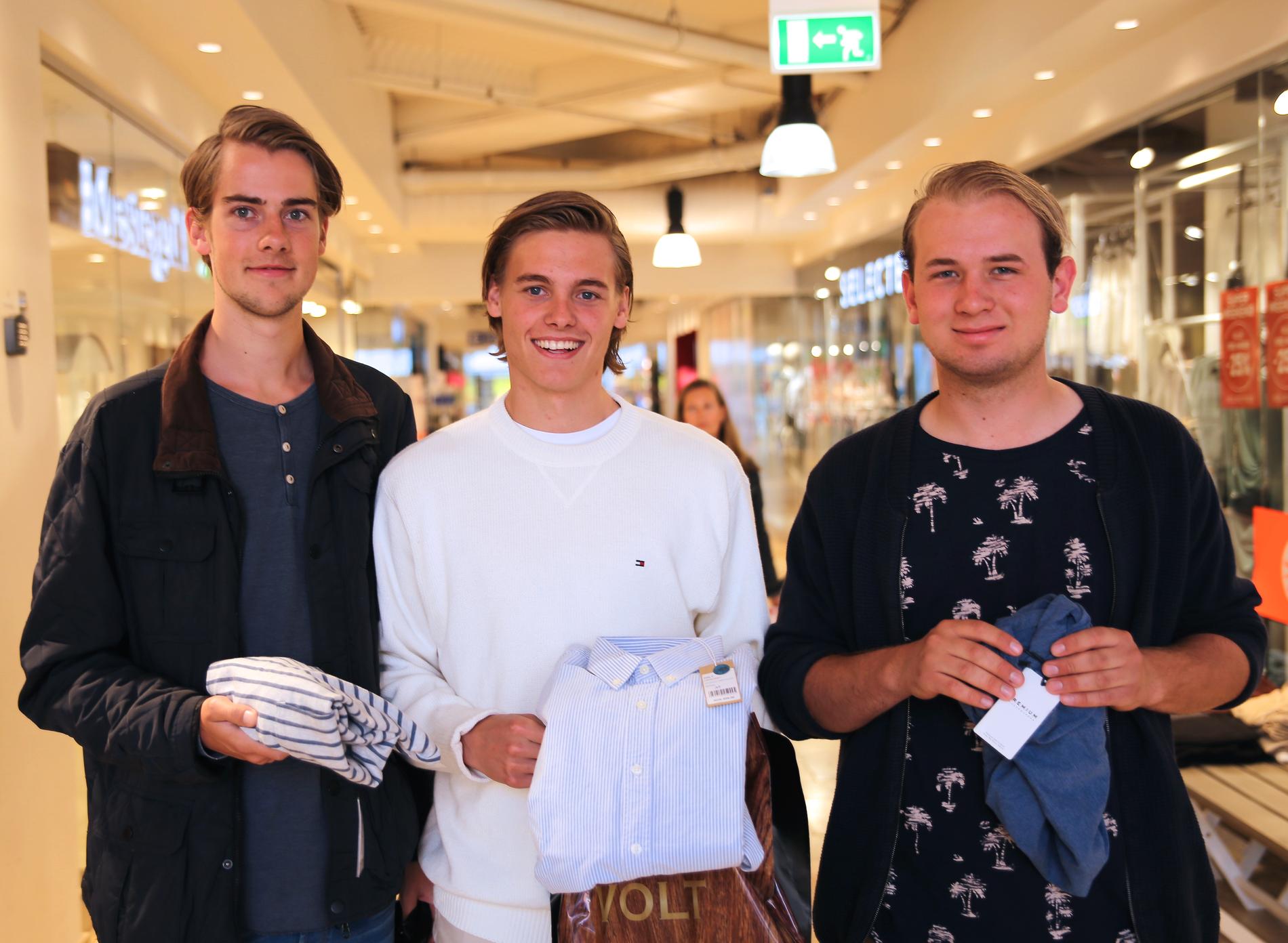 Daniel Christensen (t.v.), Mats Edwin Bachmann og Marius Vika er på utkikk etter klær på tilbud, på senteret i dag.