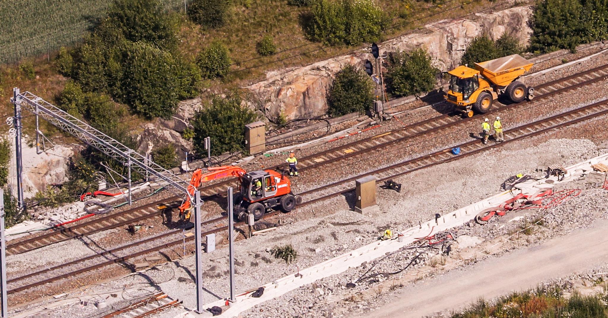 De siste årene har Bane Nor arbeidet langs Østfoldbanen om sommeren. Bildet er fra 2019. I år ble blant annet to tunneler nær Oslo S ombygget.