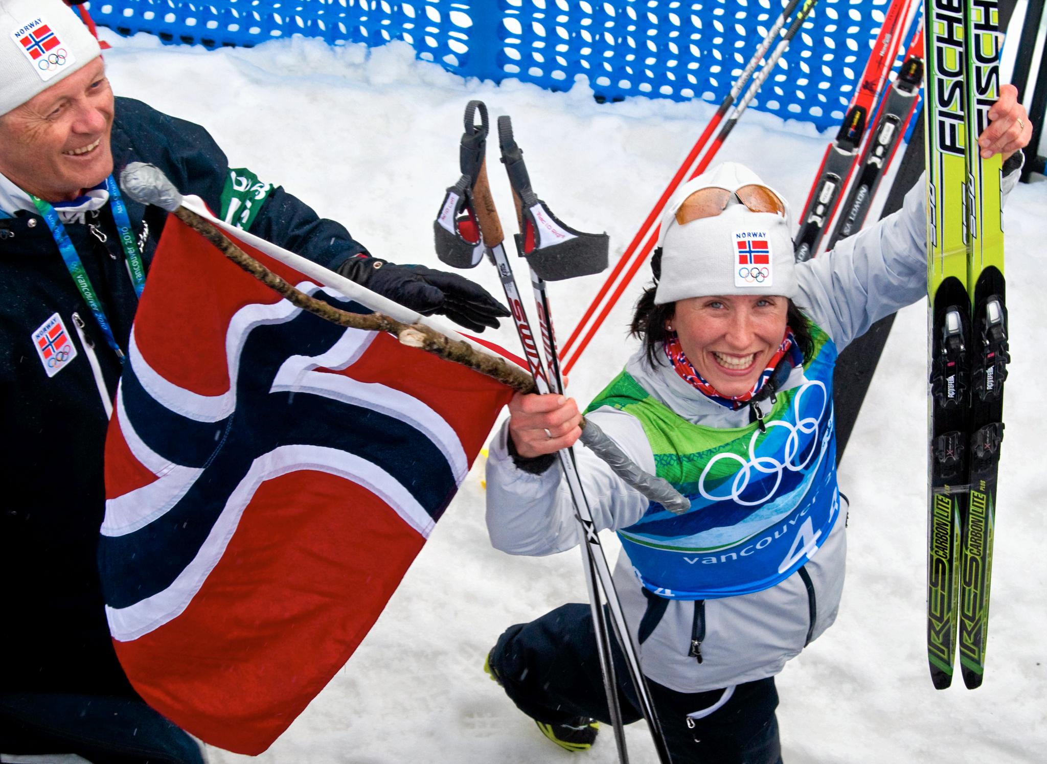 Dette bildet er tatt ett år etter den store skuffelsen i VM i Liberec. Det er OL i Vancouver i 2010 og Marit Bjørgen hadde akkurat gått Norge inn til gull på stafetten. 