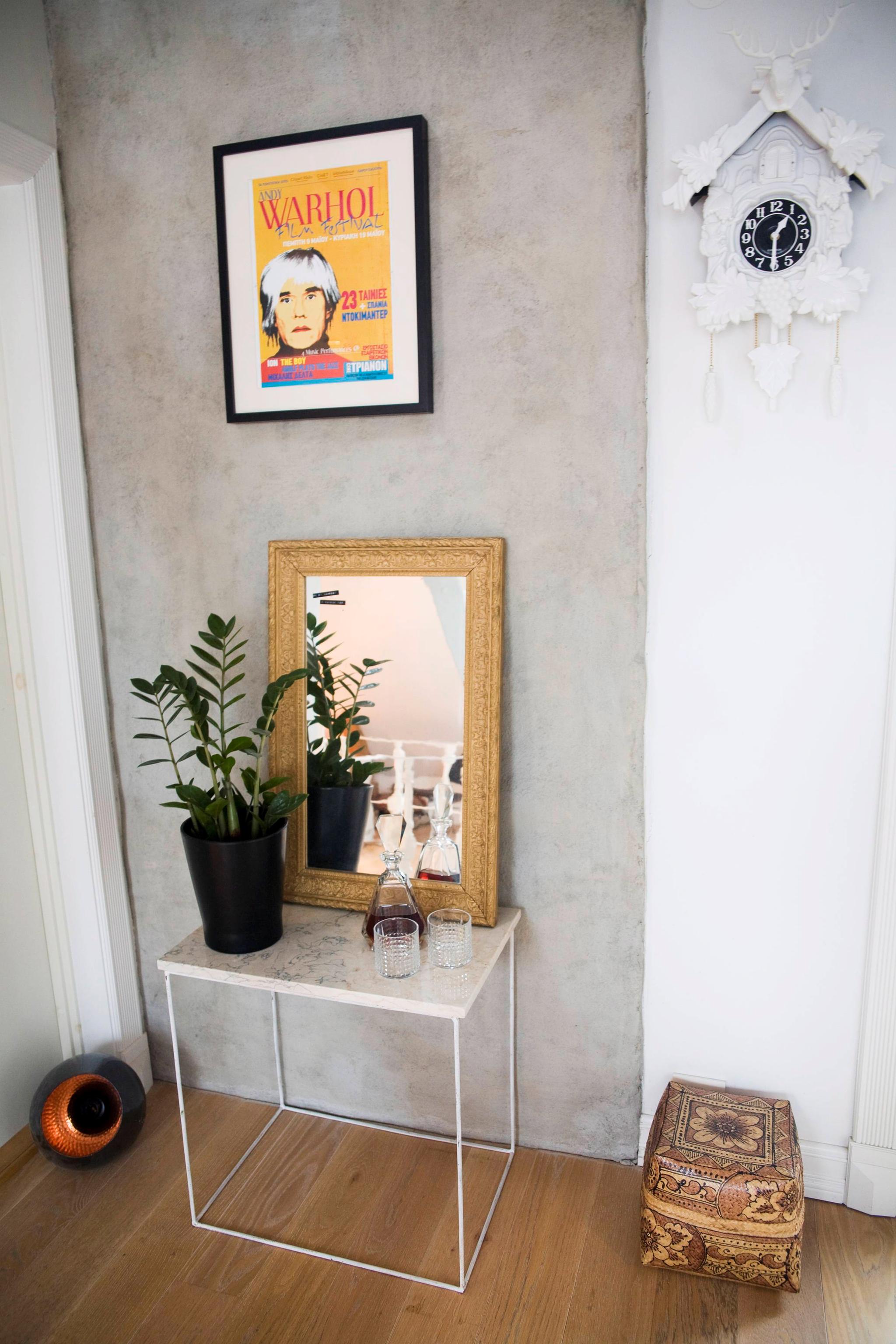 KITSCH & ANTIKK: Marmor avlastningsbord, laget av paret selv, gammelt speil fra loppis og en kitsch-klokke fra Kina.