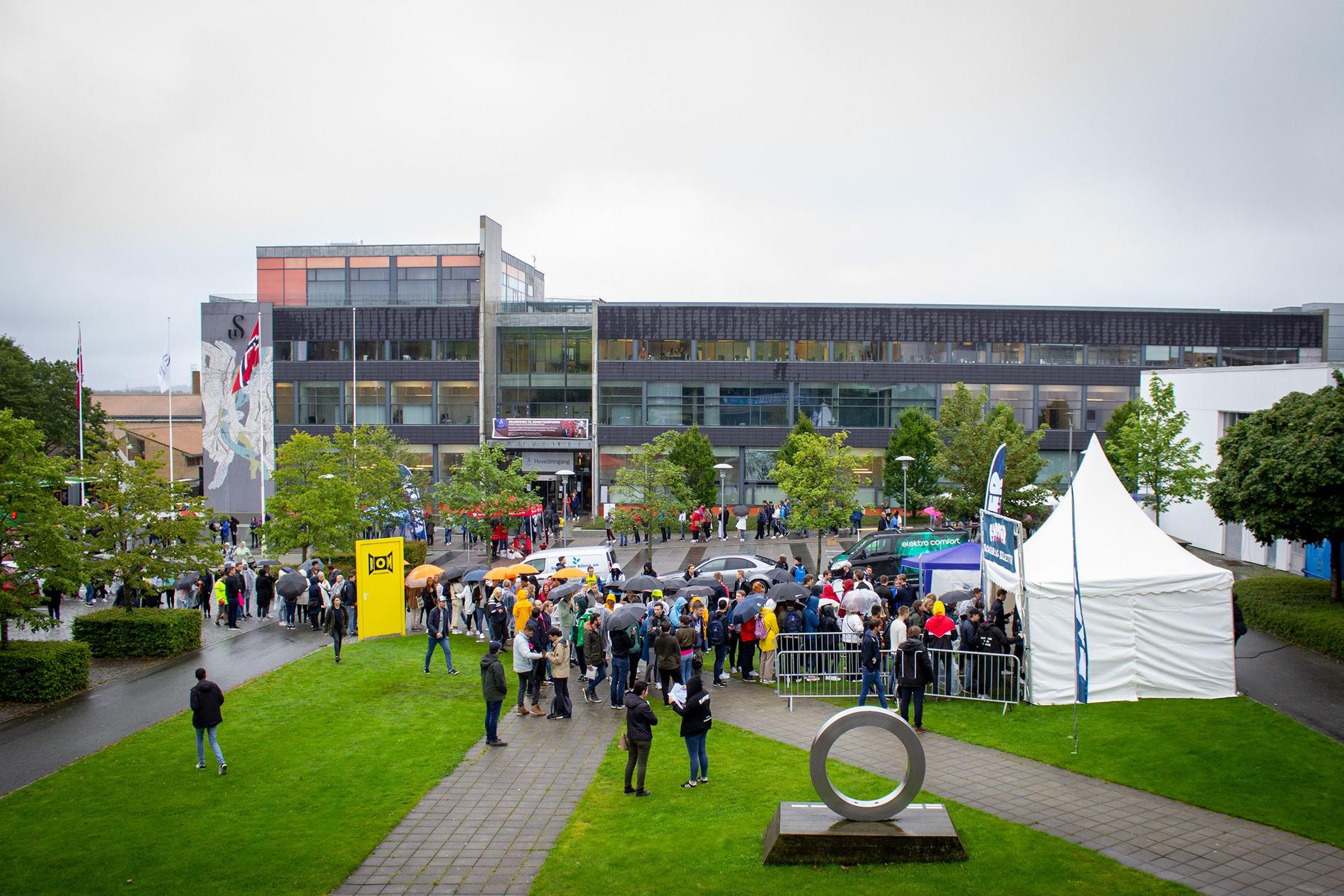 Mange sto i kø for å løse inn billetten sin da Fadderfestivalen 2019 begynte ved UiS. I år blir langt færre samlet på universitetsområdet.