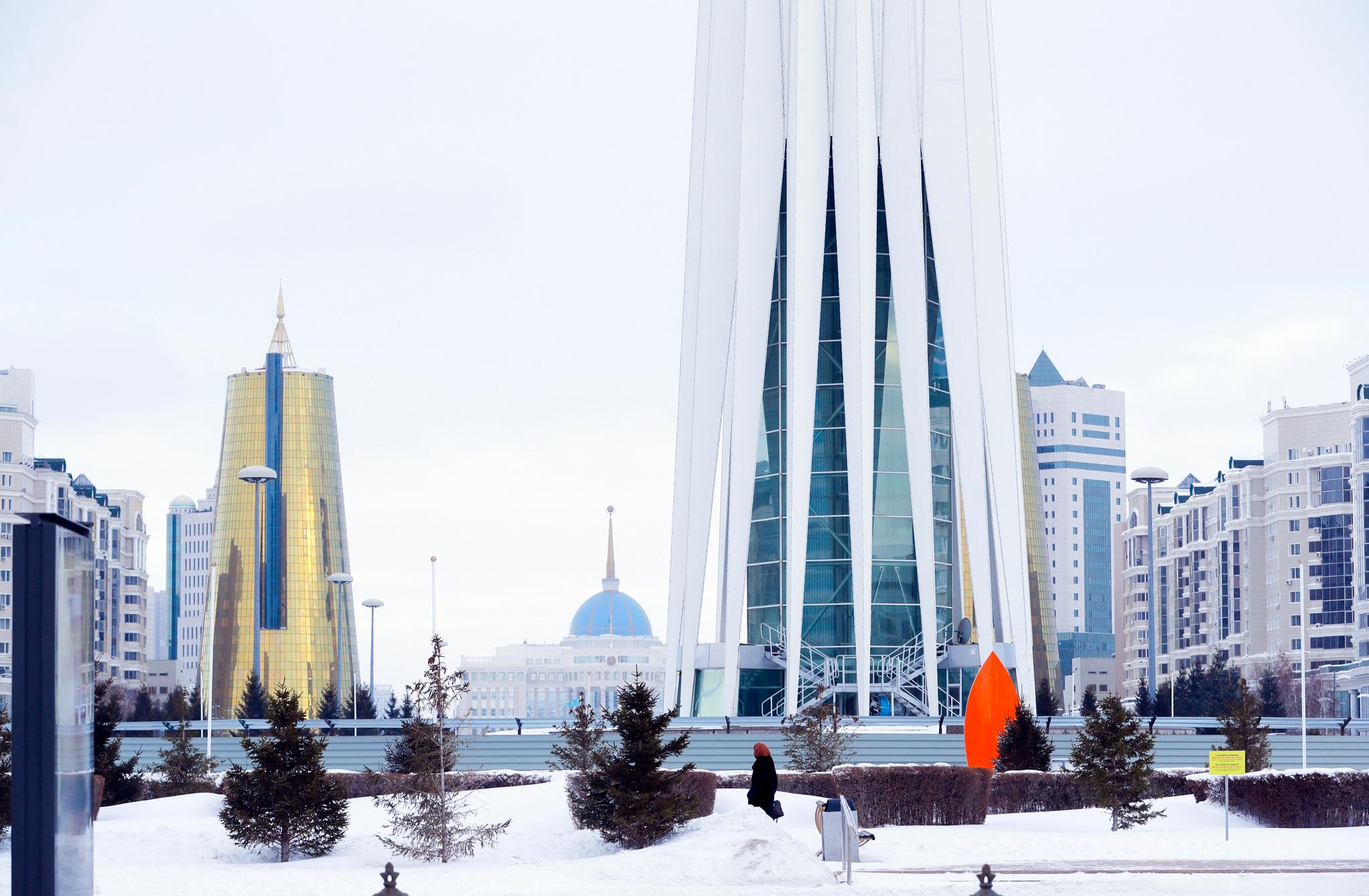 En kvinne går gjennom gatene i Kasakhstans hovedstad Astana. Da landets president valgte Astana som ny hovedstad i 1994 og bygget opp en helt ny by, ble dette sett på som et grep for å forhindre russisk innflytelse i de nordlige områdene av det oljerike landet, hvor en stor andel av innbyggerne var etnisk russere. 