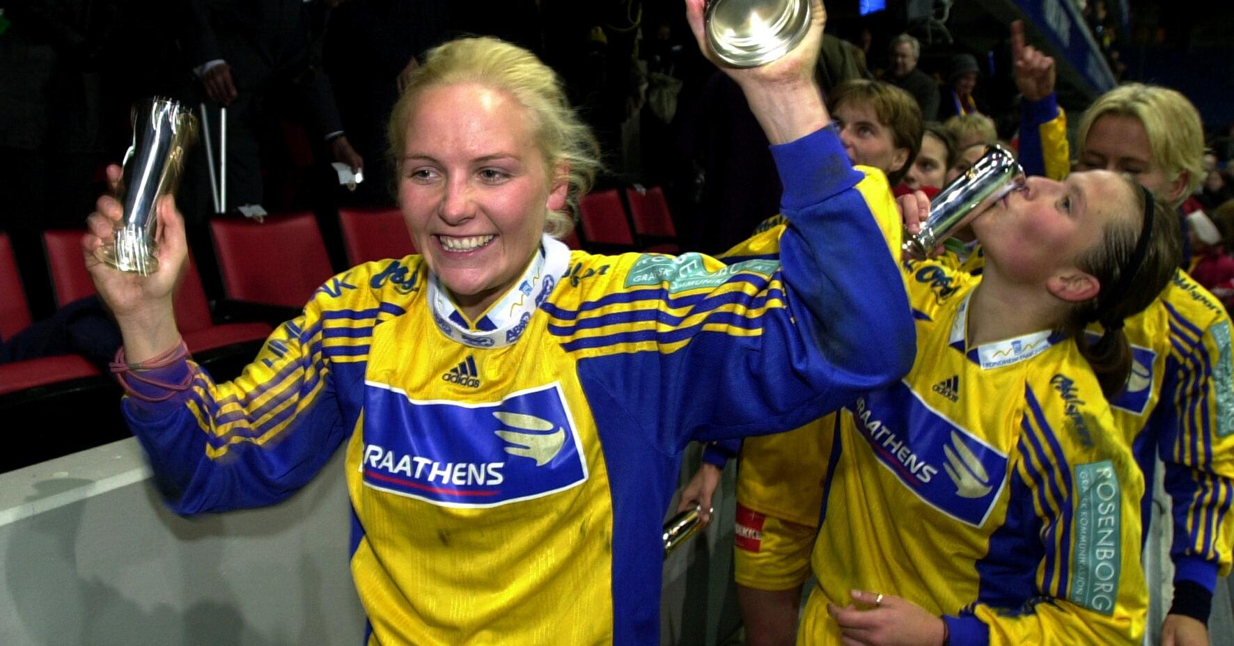 Her er Ragnhild Gulbrandsen med kongepokalen etter cupgullet i 2001. Hun tror skiftet fra Trondheims-Ørn til Rosenborg kan bidra til en ny storhetstid i trøndersk kvinnefotball.