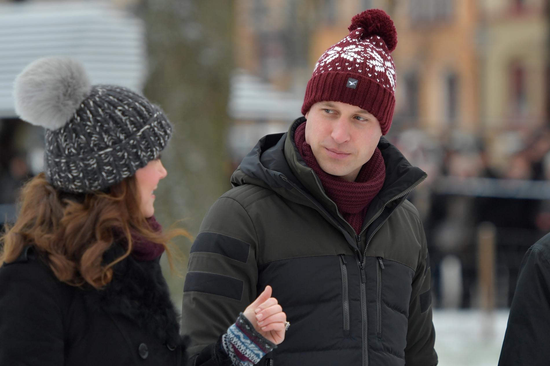SKANDINAVISK VÆR: Kate og William fikk prøve seg på bandybanen i et vinterkaldt Stockholm.