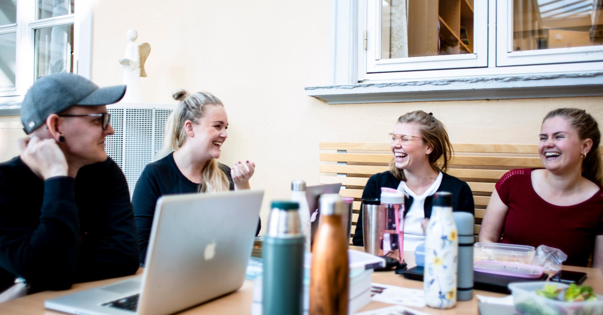 Sebastian Hasle Enghaug (28), Camilla Braaten Christiansen (27), Caroline Olving (27) og Tori Enoksen Ristesund (21) bruker medier ulikt, men kjenner igjen funnene blant unge de kjenner.