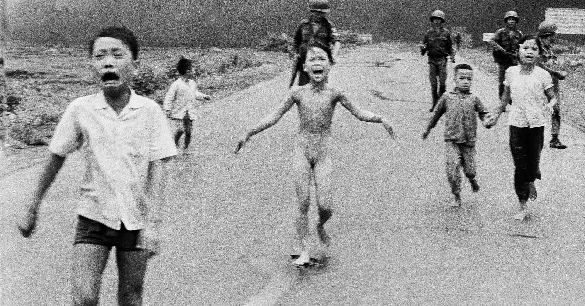 Dett var dette historiske pressebildet, som viser ni år gamle Phan Thi Kim Phuc og andre forbrente vietnamesiske barn etter et napalmangrep under Vietnamkrigen i 1972, som fikk Tom Egeland utestengt fra Facebook i ett døgn.