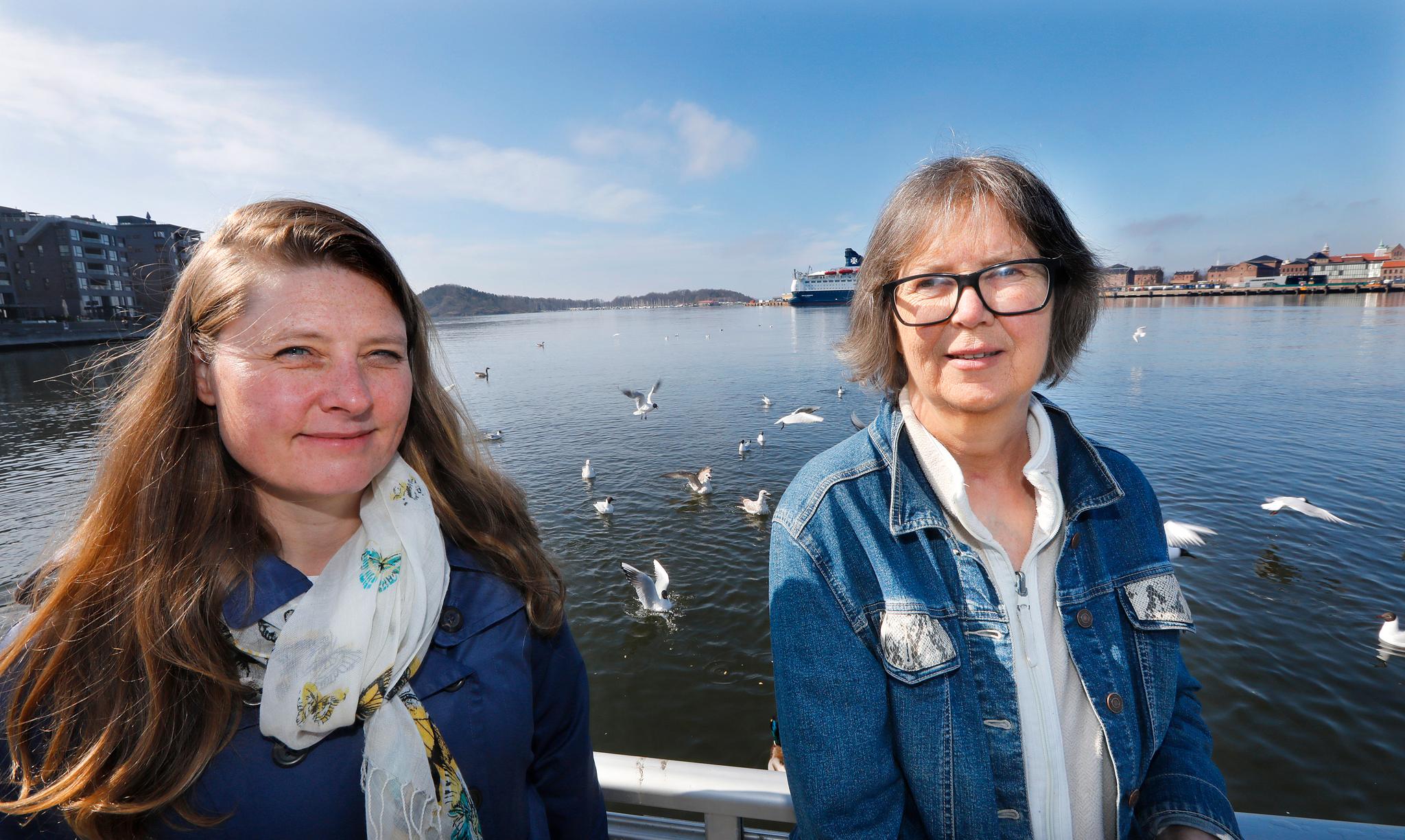 Det er ikke forbudt å mate fugler i Oslo, men Bymiljøetaten advarer mot å overdrive matingen. – Brød er ikke normaldiett for fugl, sier veterinær og leder for Dyrebeskyttelsen Norge, Åshild Roaldset (til venstre), her sammen med Eva Larsen.