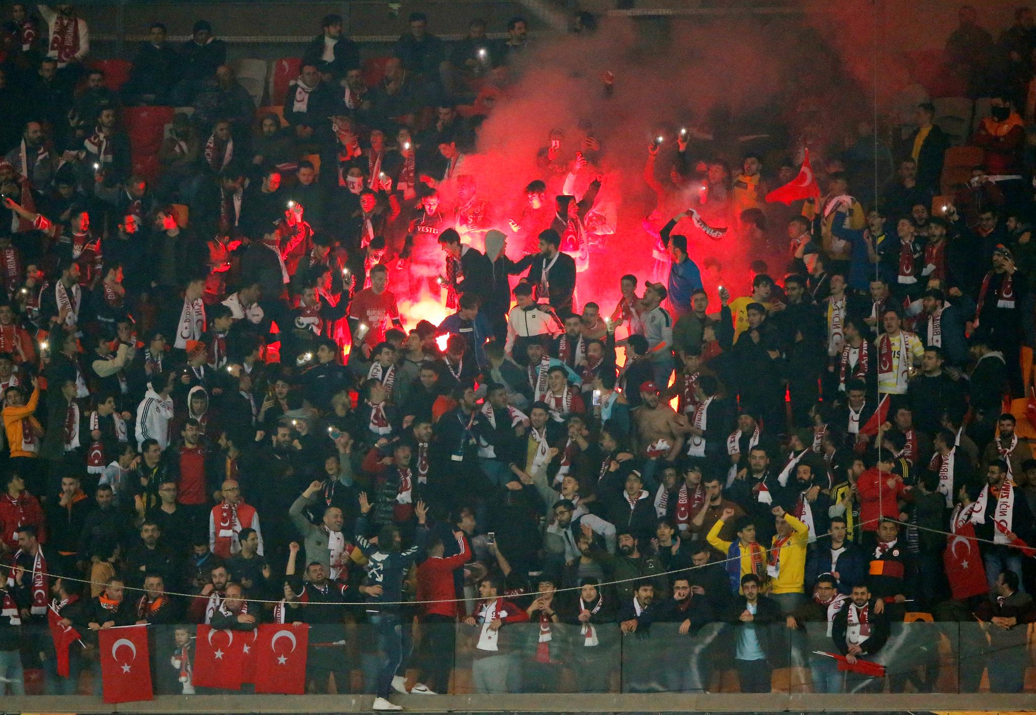 Slik så det ut på tribunen da FC København spilte bortekamp i Tyrkia torsdag 12. mars. Det skulle bli den siste europacupkvelden på lang tid.