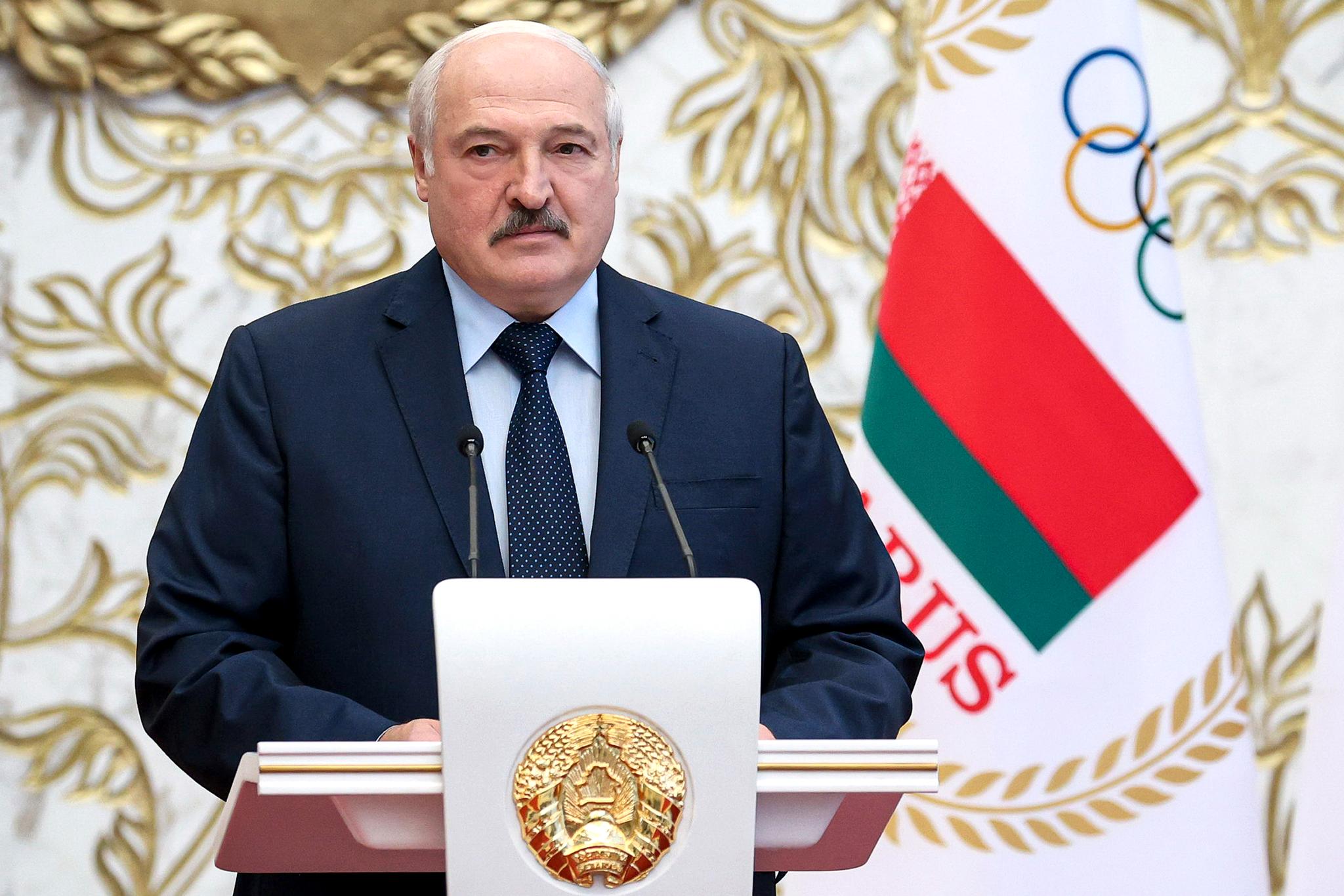 Aleksandr Lukasjenko har holdt Hviterussland i et jerngrep i 27 år. Nå klemmer han hardere til.
