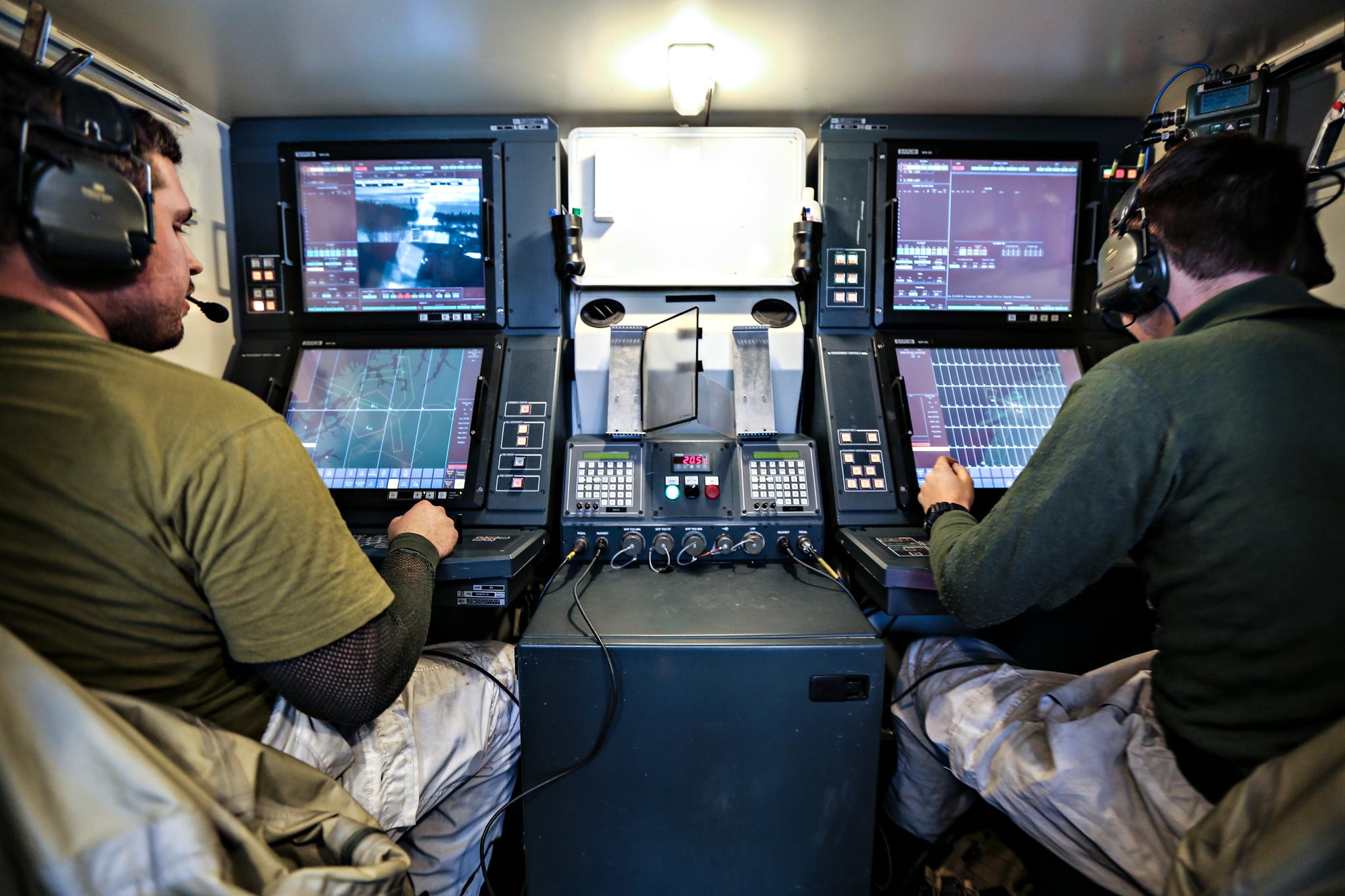 Forsvar blir bare mer og mer teknologisk. Her to soldater som fra en kommandosentral styrer et luftvernbatteri.