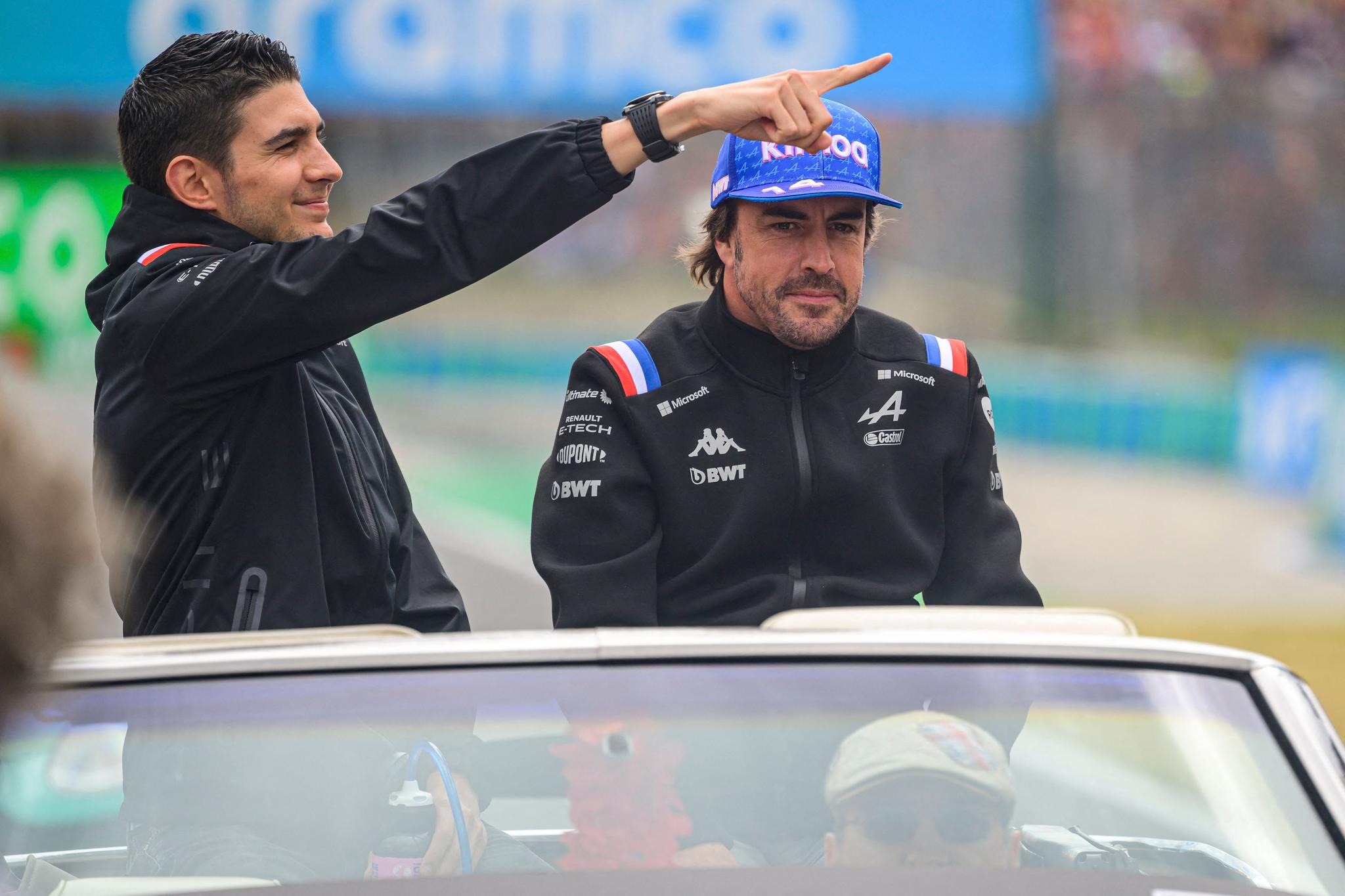 ALPINE: Esteban Ocon (t.v.) fortsetter, mens Fernando Alonso forsvinner til Aston Martin.