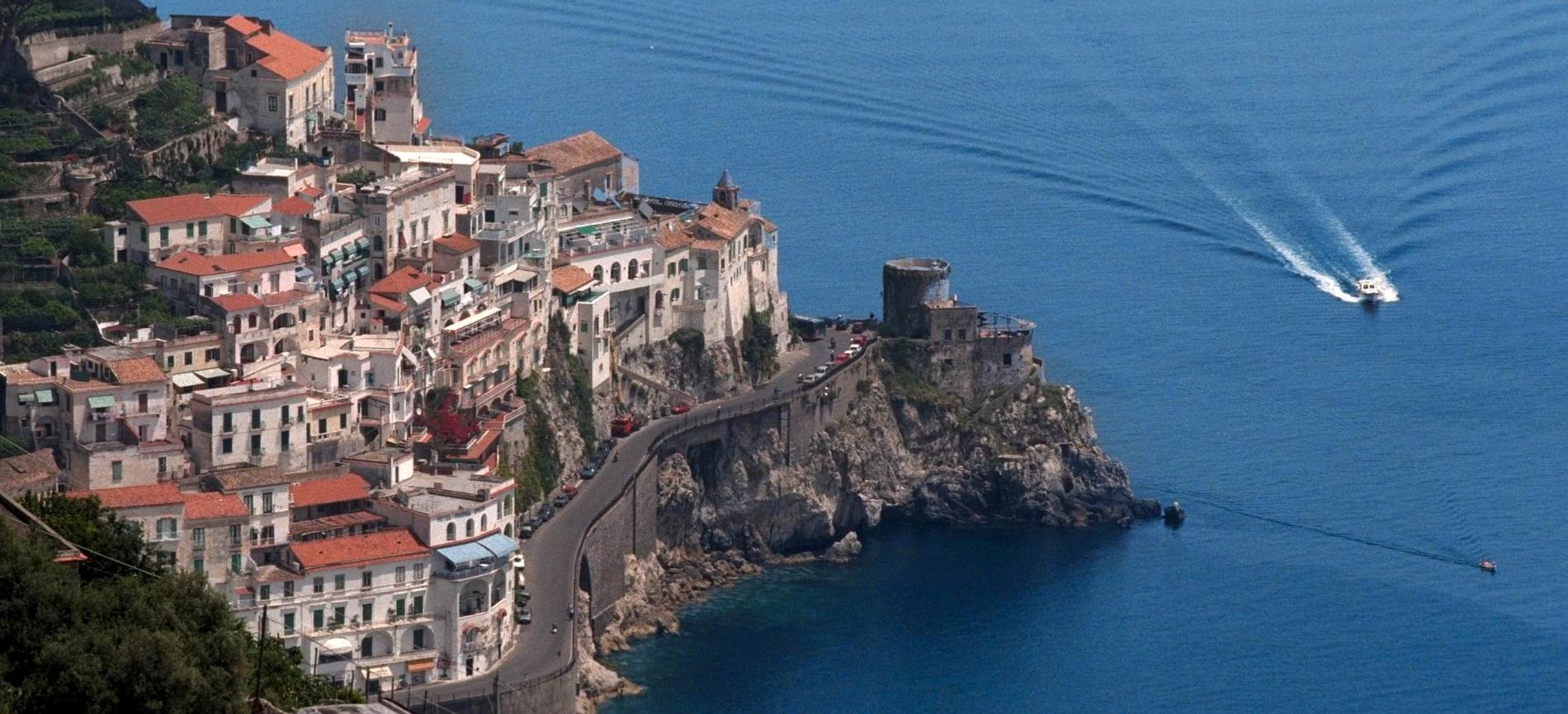 VAKKERT: Den italienske kysten har alltid vært attraktiv. Hotel La Luna, klosterhotellet som ligger helt ute på tuppen, var et av stedene Henrik Ibsen bodde da han var på Amalfikysten. Her skrev han «Et dukkehjem».