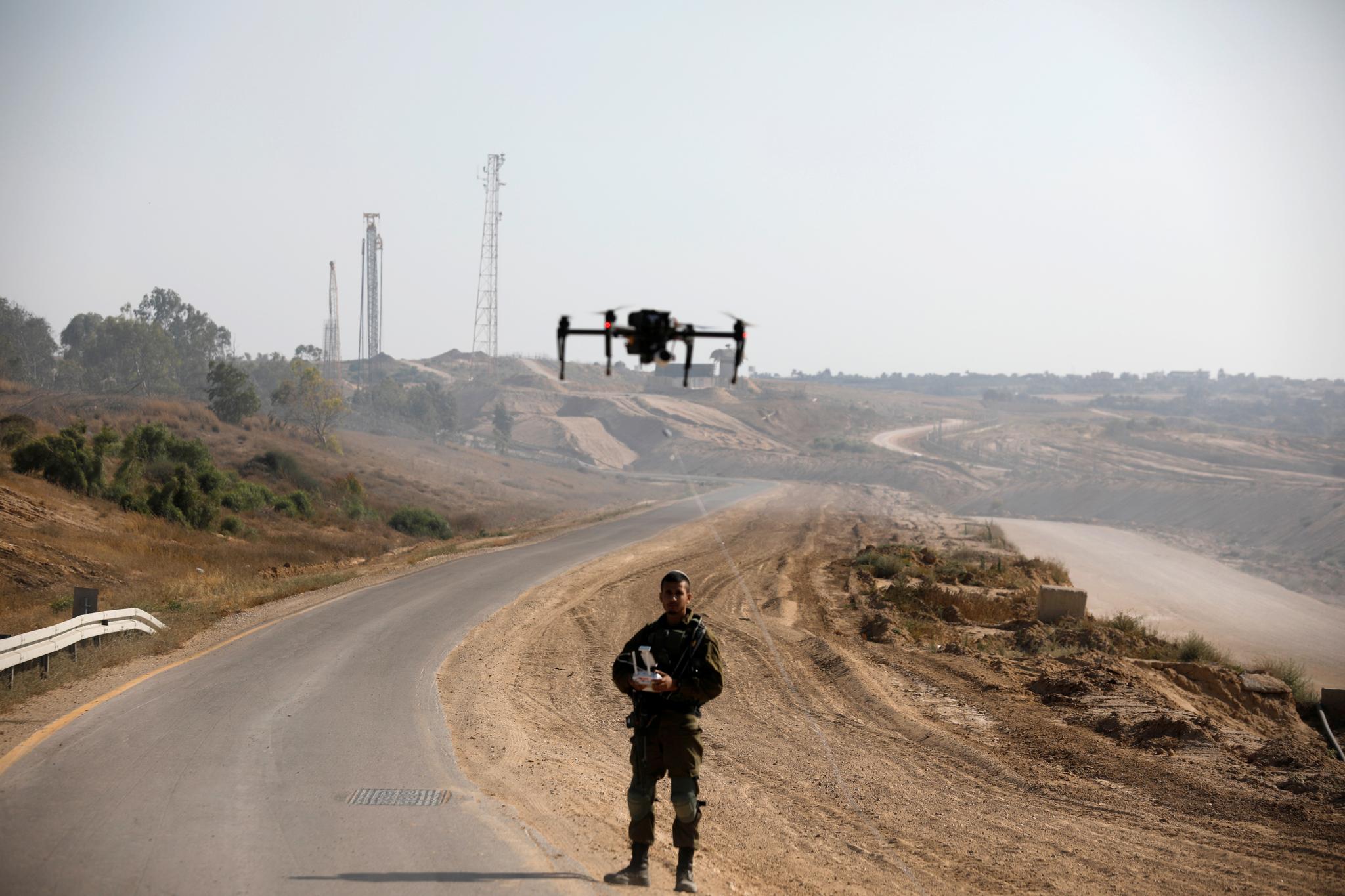 En israelsk soldat flyr en drone i nærheten av Gazastripen. Bildet er tatt 5. juni 2018. 
