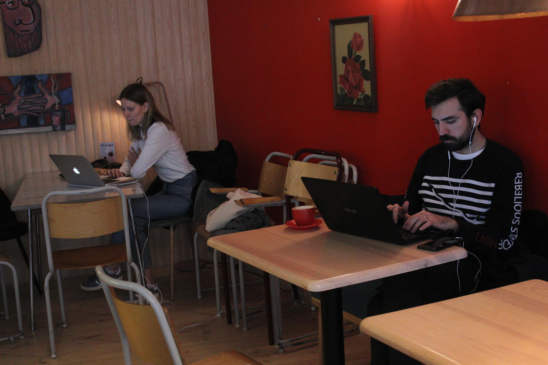 Flere studenter benytter seg av Coffeeberry som arbeidsplass.