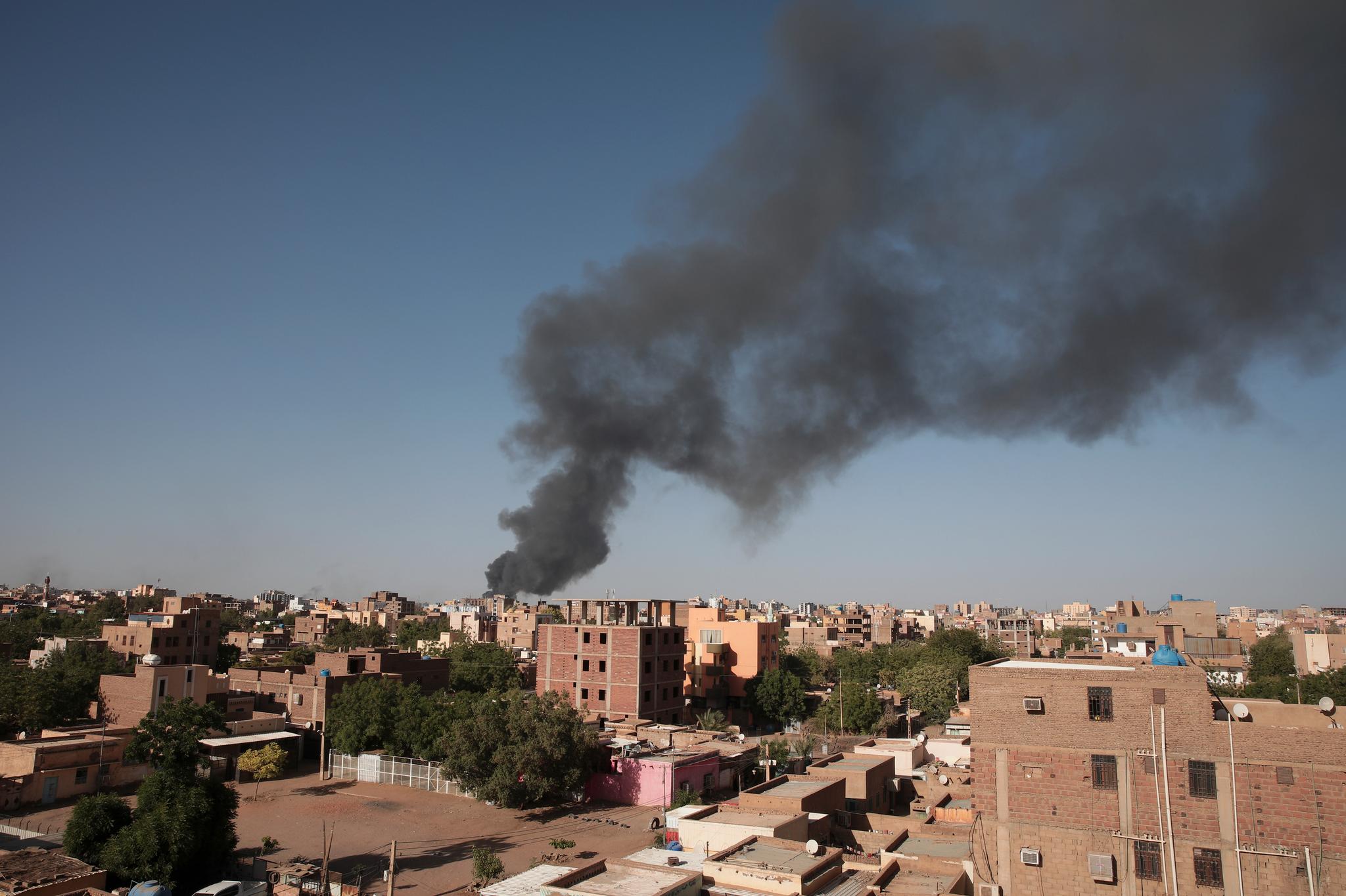 Røyk stiger til værs i Khartoum der det har vært voldsomme kamper. Søndag opplyser RSF-militsen at våpenhvilen fra torsdag forlenges i tre dager til. 