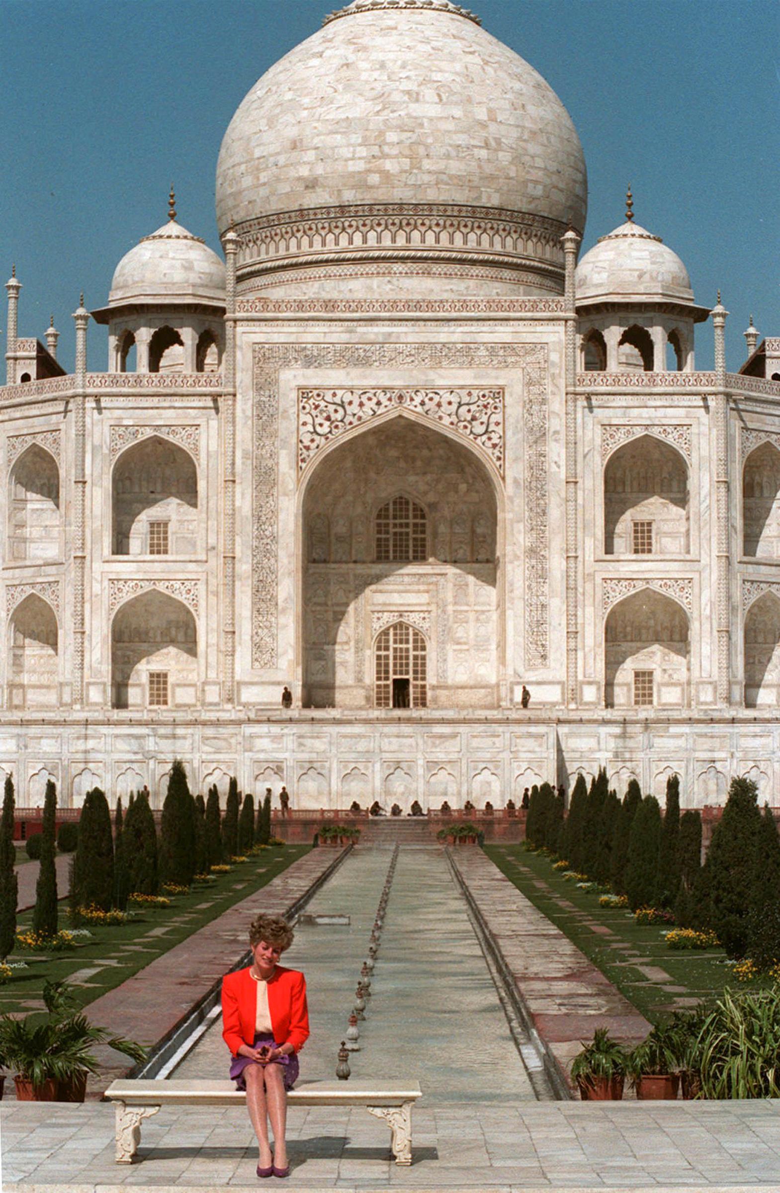 Prinsesse Diana sitter alene foran Taj Mahal i Agra i India i februar 1992. Bildet ble etter hvert et symbol på Dianas ensomhet i den britiske kongefamilien. 
