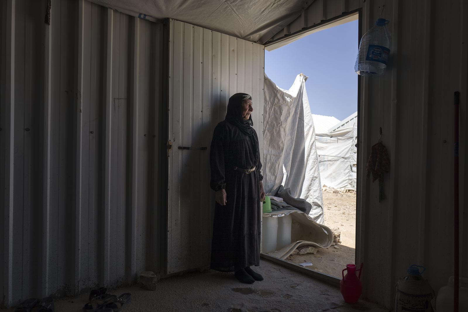 Faten Humayda og familien hennes flyktet fra Syria til Jordan. Hun mener det er vanskelig å danne en motstandsbevegelse når folk tenker at venner og naboer kan være informanter for IS. -De har vendt oss mot hverandre, sier hun.
