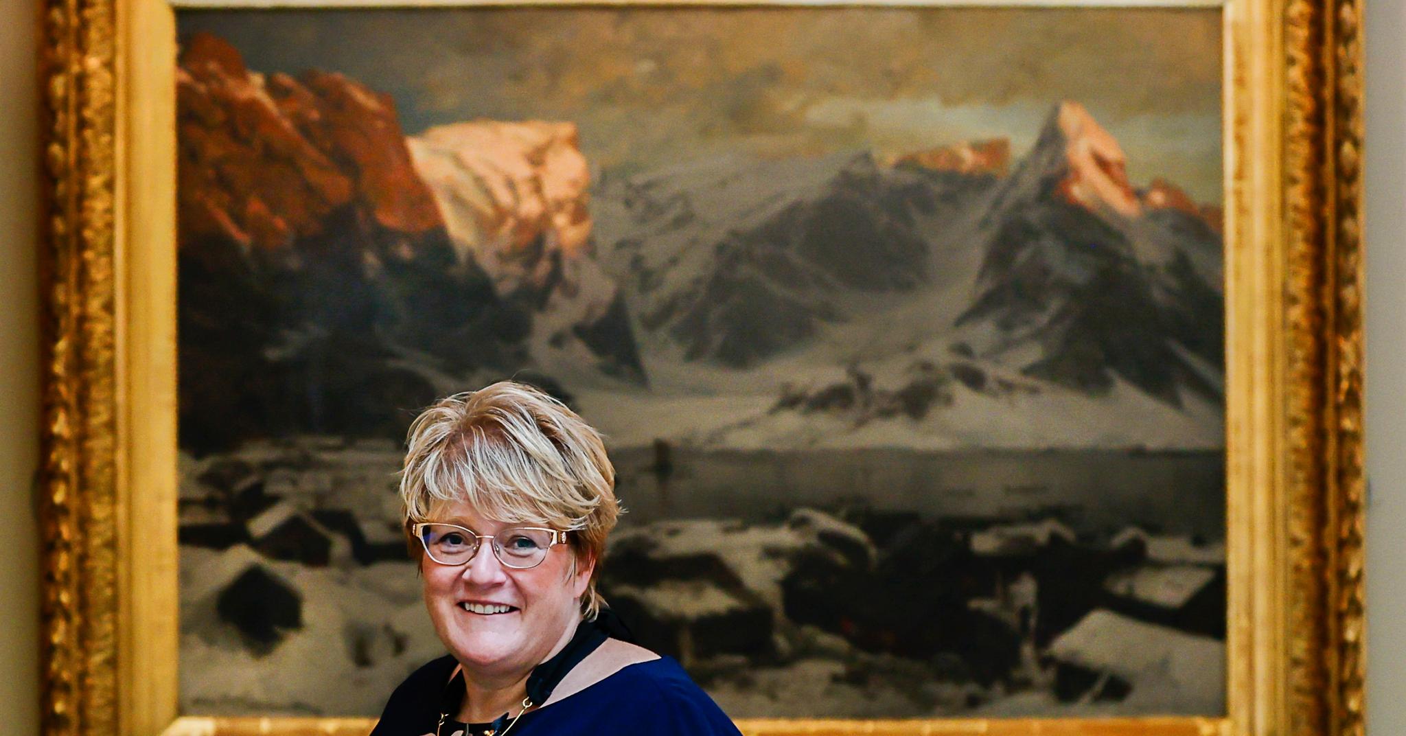 Trine Skei Grande mener det er farlig om bare et smalt syn får være rådende, særlig innen kunsten. Her på Stortinget foran et maleri av Reine av Otto Sinding.