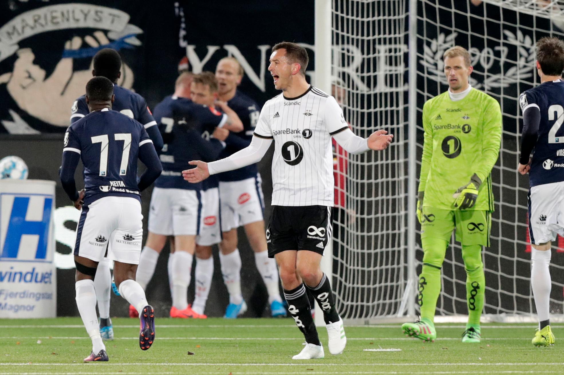 Strømsgodset rystet Rosenborg på Marienlyst stadion. Her feirer de Mikkel Maigaards scoring fra straffemerket. Da var stillingen 1–1 i Drammen. Kampen endte til slutt 3–3.  