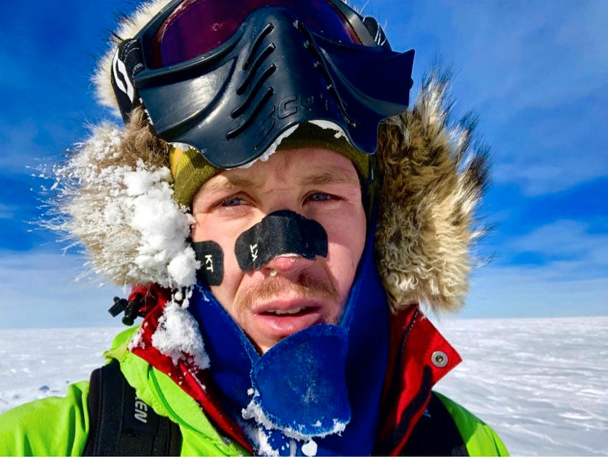 Her er Colin O'Brady underveis på sin ferd over Antarktis.