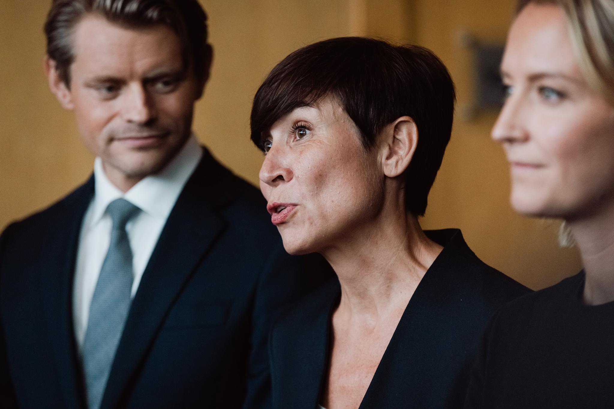 Advarer mot «kroning» uten debatt. Bruker Støre som skrekkeksempel.