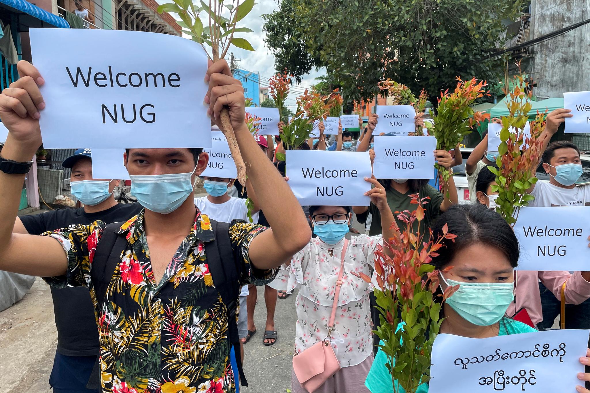 Demonstranter protesterte i gatene over hele Myanmar i helgen, blant annet i den gamle hovedstaden Yangon. Mange holdt opp plakater som ønsket den nye skyggeregjeringen velkommen. 