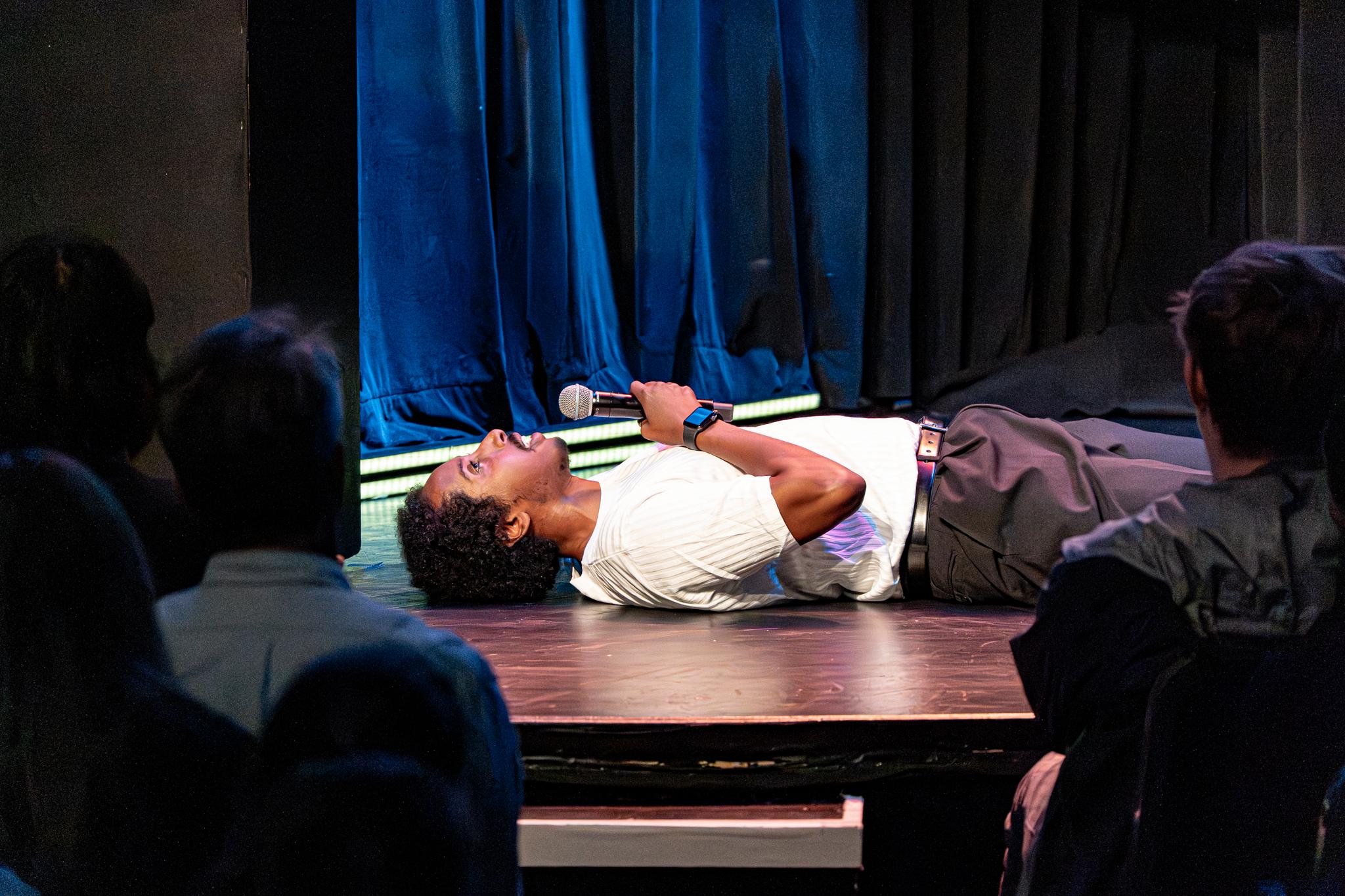 Ahmed Mamow sier han har et talent for å være talentløs. Det stemmer.