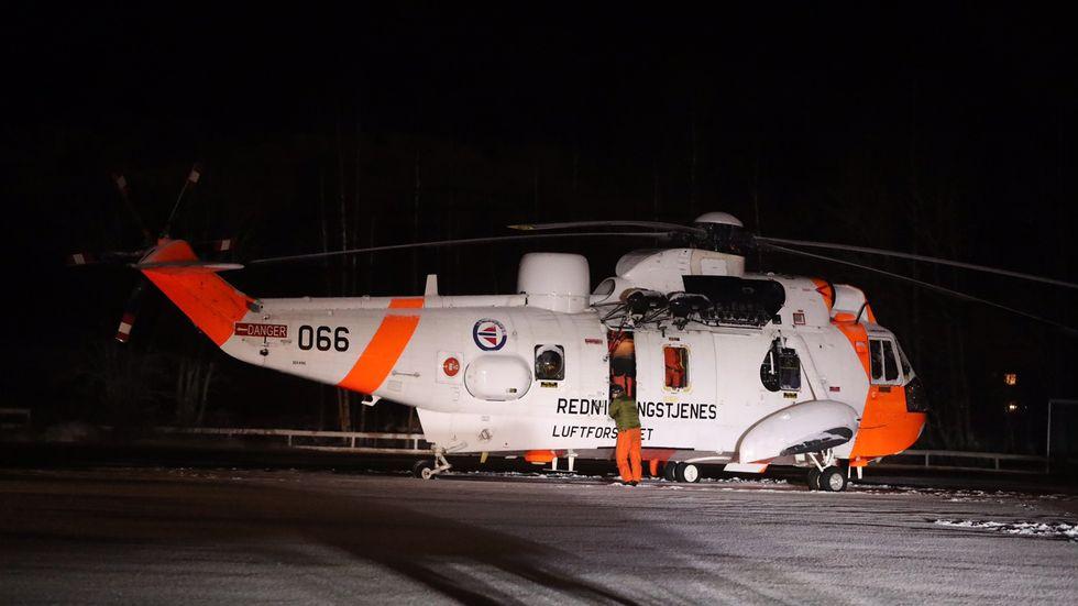 Pilotene på redningshelikopteret valgte å lande på en kunstgressbane på Røra i Inderøy da de uværet forhindret dem fra å fly helt frem til Namsos. 