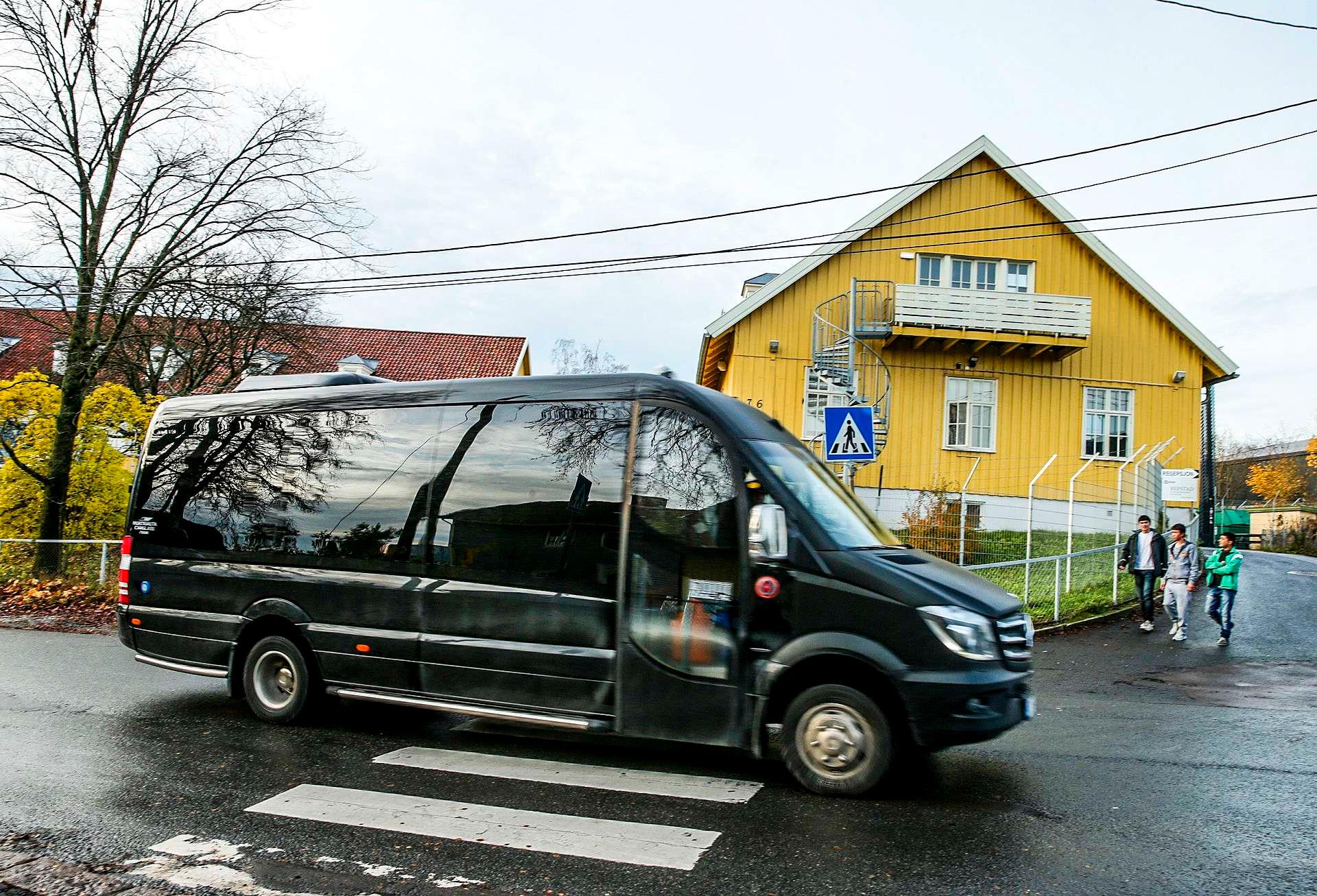 Fra akuttmottaket på Refstad i Oslo har man sendt asylsøkere viderer for millioner av kroner. Blant annet ble flyktninger sendt i taxi til Kristiansand.