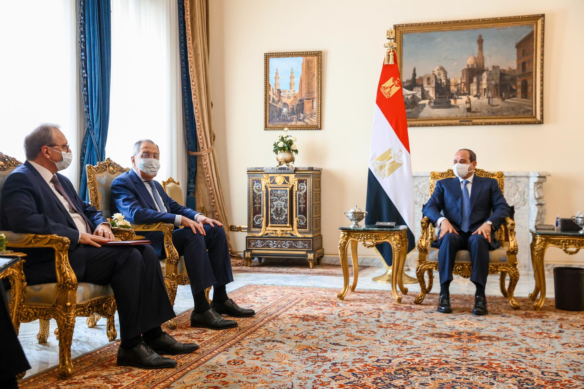 Russlands utenriksdepartement Sergej Lavrov (i midten) møtte søndag med Egypts president Abdel-Fattah el-Sissi (til høyre).
